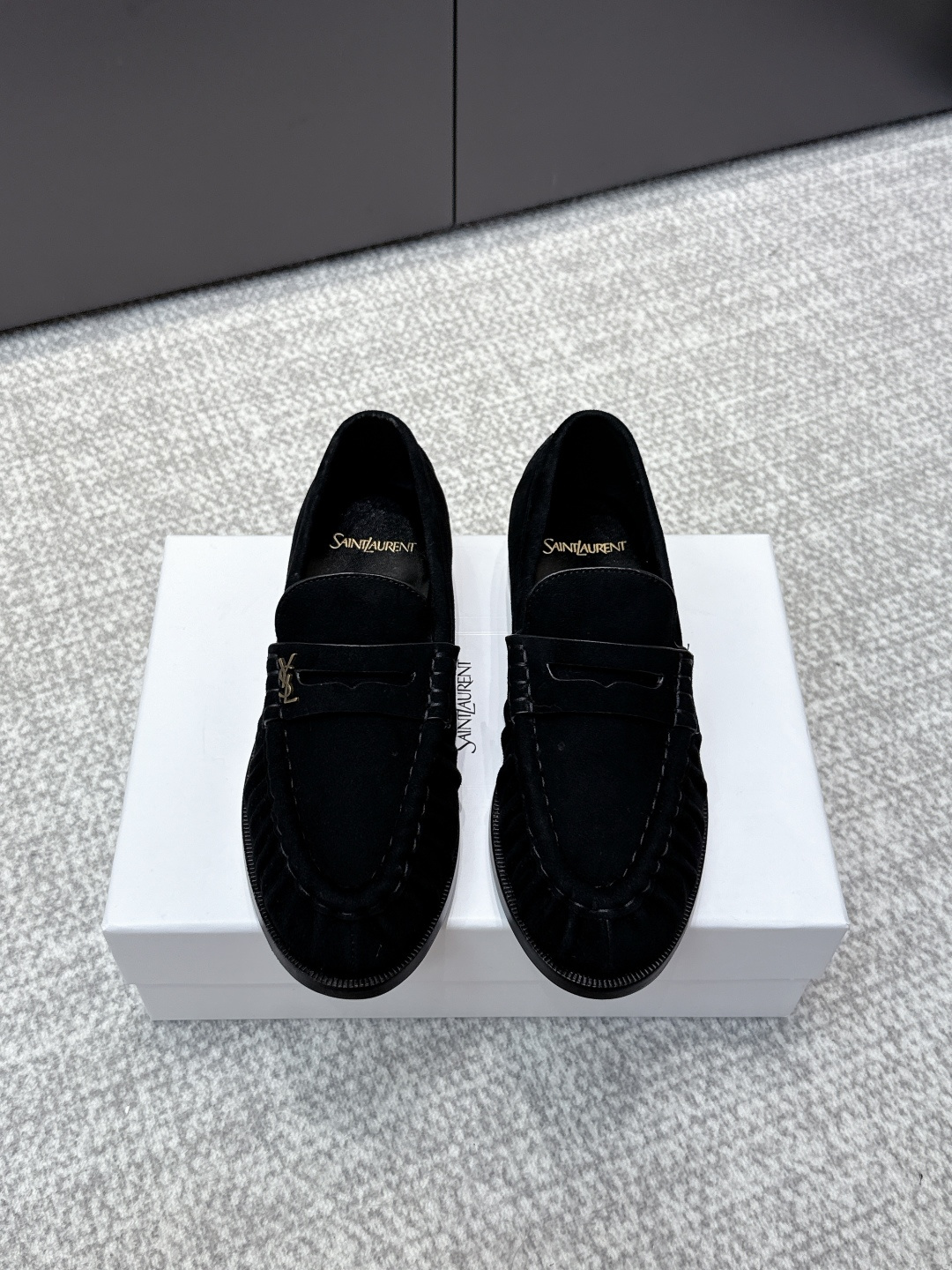 NO:788804,Purchasing-grade Yves Saint Laurent 25ss new YSL small logo loafers. The iconic small logo is the soul of this pair of shoes. It is presented on the shoe body in a low-key and delicate manner. Different from the big and flamboyant logo, it is quiet but eye-catching. It uses simple lines to outline YSL's unique fashion DNA and inadvertently reveals the brand's profound heritage. The classic almond-shaped design of the toe cleverly modifies the foot shape and visually lengthens the foot line, highlighting elegance and delicacy.  . Whether it is paired with simple wide-leg pants or a playful short skirt, it can be easily worn to show the charm of different styles and become the finishing touch in the look. The fabric is made of original customized leather and the inner pads are all sheepskin. The soles are genuine leather outsole imported from Italy size 35-39 (customized 40/41), loafers, saint laurent, saint laurent, loafers, skirts, sheepskin, Leather soles19860909代购级 Yves Saint Laurent 25ss新品YSL小logo乐福鞋 标志性的小logo是这双鞋的灵魂所在 以低调而精致的姿态呈现于鞋身之上. 不同于张扬的大标识 它安静却醒目 用简洁线条勾勒出YSL独有的时尚DNA 在不经意间透露出品牌的深厚底蕴 鞋头的经典杏仁形设计 巧妙修饰脚型 在视觉上拉长足部线条 彰显优雅与秀气 . 无论是搭配简约阔腿裤 还是俏皮小短裙 都能轻松驾驭 展现不同风格魅力 成为造型中的点睛之笔. 面料采用原版定制皮料 内里垫脚均为羊皮 鞋底意大利进口真皮大底 size35-39（40/41定制）,乐福鞋,saint laurent,saint laurent,loafers,skirts,sheepskin,Leather soles,Women's Shoes