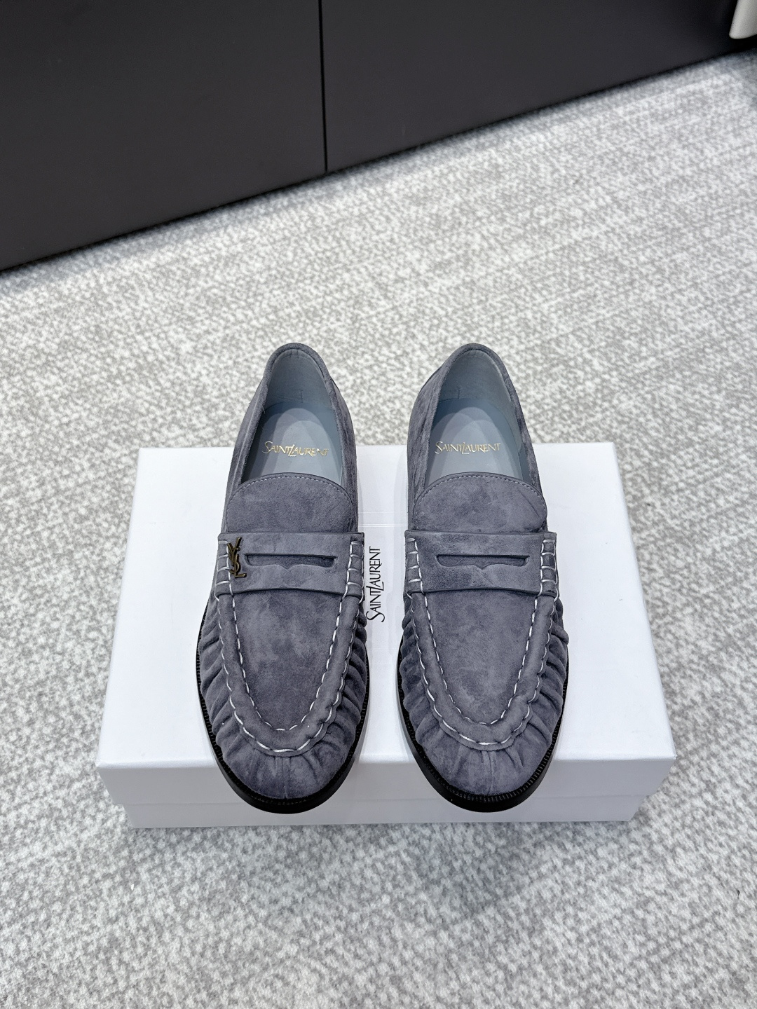 NO:495452,Purchase grade Yves Saint Laurent 25ss new YSL logo loafers The iconic little logo is the soul of this pair of shoes. It is presented on the body of the shoe in a low-key and exquisite posture. It is different from the ostentatious big logo. It is quiet but eye-catching. It uses simple lines to outline the unique fashion DNA of YSL inadvertently revealing the deep foundation of the brand. The classic almond-shaped design of the toe cleverly modify the foot shape. Visually lengthen the foot lines to show elegance and elegance. Whether it is matched with simple wide-leg pants or playful short skirts, it can be easily controlled, showing the charm of different styles and becomes the finishing touch in the shape. The fabric is made of original custom leather, and the inner foot pads are all sheepskin. The sole imported from Italy is genuine leather  size35-39 (customized by 40/41), loafers, saint laurent, saint laurent, loafers, skirts, sheepskin, Leather soles19860909代购级 Yves Saint Laurent 25ss新品YSL小logo乐福鞋 标志性的小logo是这双鞋的灵魂所在 以低调而精致的姿态呈现于鞋身之上. 不同于张扬的大标识 它安静却醒目 用简洁线条勾勒出YSL独有的时尚DNA 在不经意间透露出品牌的深厚底蕴 鞋头的经典杏仁形设计 巧妙修饰脚型 在视觉上拉长足部线条 彰显优雅与秀气 . 无论是搭配简约阔腿裤 还是俏皮小短裙 都能轻松驾驭 展现不同风格魅力 成为造型中的点睛之笔. 面料采用原版定制皮料 内里垫脚均为羊皮 鞋底意大利进口真皮大底 size35-39（40/41定制）,乐福鞋,saint laurent,saint laurent,loafers,skirts,sheepskin,Leather soles,Women's Shoes