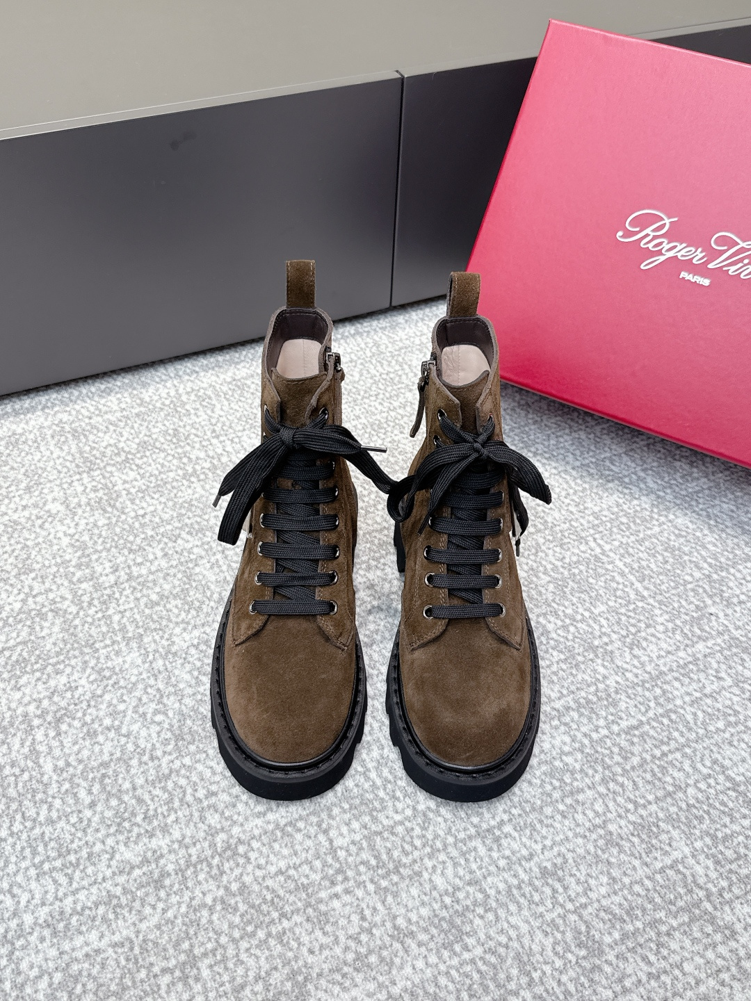 NO:495319,Purchase grade Roger Vivier2025s official website launches the original 1:1 replica of classic generous buckle single shoes. Liu Wen Tang Yan has many celebrities on her feet. Whether it is matched with skirts and trousers, it is casual and elegant. It is one of the must-buy models this autumn and winter. Fabric: imported customized cowhide Inner: soft sheepskin Diamond buckle: original square buckle Sole Original tpu sole Size 35-39 (customized 40), boots, roger vivier, boots, skirts, cowhide, sheepskin19860909代购级 Roger Vivier2025s秋冬官网推出经典大方扣单鞋原版1:1复刻,刘雯 唐嫣众多明星上脚,无论搭配裙装裤装休闲不失优雅,今年秋冬必买款之一 面料:进口定制牛皮 内里:柔软绵羊皮 钻扣:原版方扣 鞋底原版tpu鞋底 码数35-39(定制40),靴子,roger vivier,boots,skirts,cowhide,sheepskin,Women's Shoes