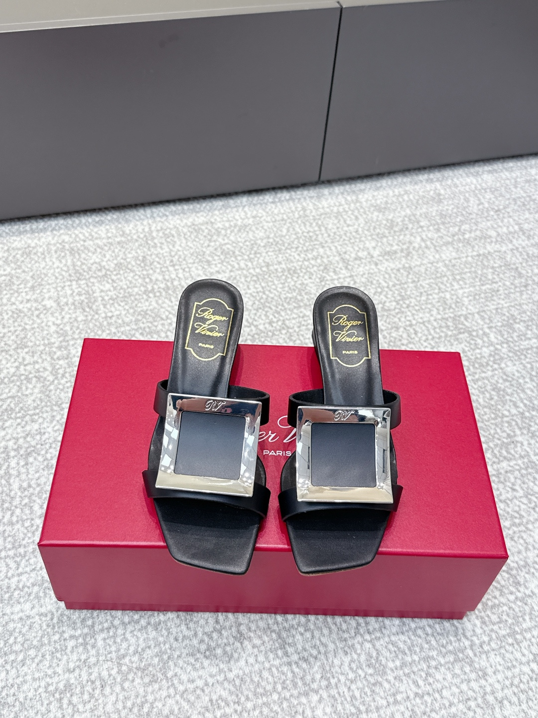 NO:495354,Purchase grade 2025 counter main feature, dazzling diamond copper buckle one-slipper series, original imported patent leather fetal cowhide and cowhide matte surface!  Customized hardware square buckles, diamond buckles are available!  Inside, specific water-dyed top layer sheepskin, foot pad full grain water-dyed sheepskin, outsole original imported Italian printed leather sole Shoe size: 35-39 (4041 custom made without return or exchange), slippers, slippers, cowhide, sheepskin, Leather soles19860909代购级  2025 专柜主打 璀璨钻铜扣一字拖鞋系列 鞋面原版进口漆皮胎牛皮面和牛皮哑光面！定制五金方扣,钻扣可选！ 内里内里特定水染头层羊皮,垫脚全粒面水染羊皮 大底原版进口意大利印刷真皮大底 鞋码:35-39（4041定做不退换）,拖鞋,slippers,cowhide,sheepskin,Leather soles,Women's Shoes