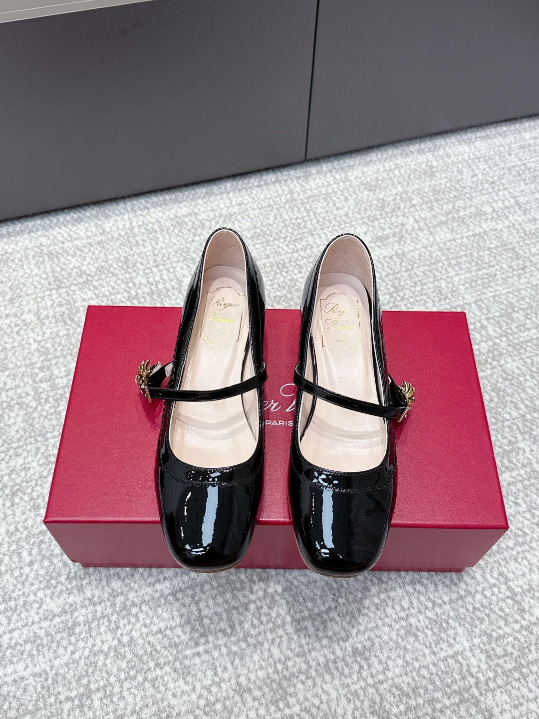 NO:495327,Purchase level 5 counter Jewel heel series new patent leather buckle shoes are available!  ★★★★★ A high-end style, the new square diamond buckle is luxurious and exquisite, full of high-end feel, and the commuter style is well-equipped. The upper is imported customized fabric beef patent leather. Inner: sheepskin inner lining + footbed sheepskin, outsole Italian leather soles. Shoe size: 35-41 (40 41 custom-made without return) Heel height: 3cm Delivery luxury latest counter synchronous packaging, single shoes, sheepskin, Leather soles19860909代购级 5专柜Jewel heel系列新款漆皮扣单鞋上新 ！ ★★★★★ 气质高级的一款,新款方钻扣上脚奢华精致,高级感满满,通勤风名媛风都妥 鞋面进口定制面料牛漆皮 内里: 羊皮内里+垫脚羊皮 大底意大利真皮大底 鞋码: 35-41（40 41定制不退换） 跟高: 3cm  配送豪华最新专柜同步包装,单鞋,sheepskin,Leather soles,Women's Shoes