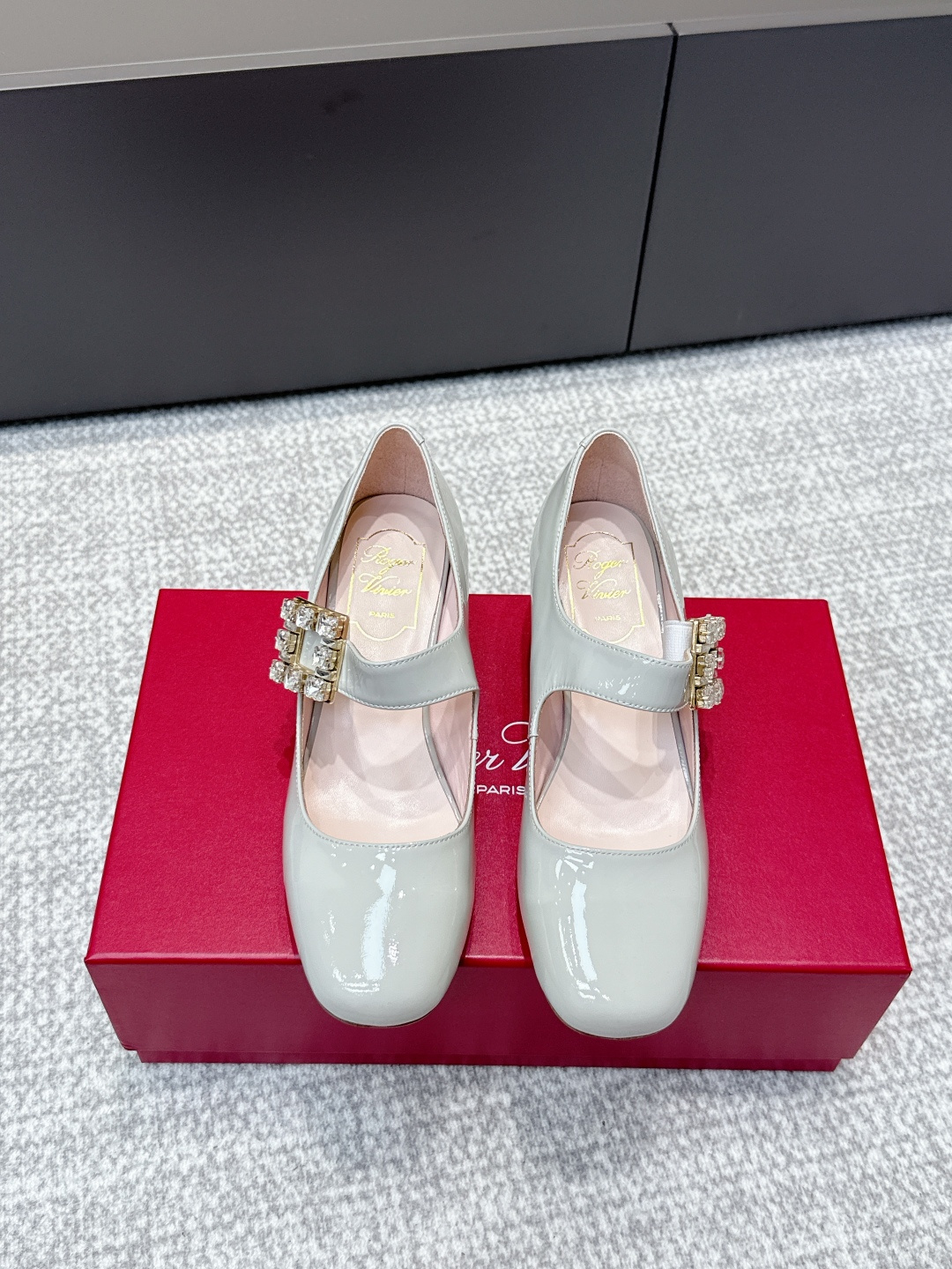 NO:495335,Purchase level 5 counter Jewel heel series new patent leather buckle shoes are available!  ★★★★★ A high-end style, the new square diamond buckle is luxurious and exquisite, full of high-end feel, and the commuter style is well-equipped. The upper is imported customized fabric beef patent leather. Inner: sheepskin inner lining + footbed sheepskin, outsole Italian leather soles. Shoe size: 35-41 (40 41 custom-made without return) Heel height: 5cm Delivery luxury latest counter synchronous packaging, single shoes, sheepskin, Leather soles19860909代购级 5专柜Jewel heel系列新款漆皮扣单鞋上新 ！ ★★★★★ 气质高级的一款,新款方钻扣上脚奢华精致,高级感满满,通勤风名媛风都妥 鞋面进口定制面料牛漆皮 内里: 羊皮内里+垫脚羊皮 大底意大利真皮大底 鞋码: 35-41（40 41定制不退换） 跟高: 5cm  配送豪华最新专柜同步包装,单鞋,sheepskin,Leather soles,Women's Shoes