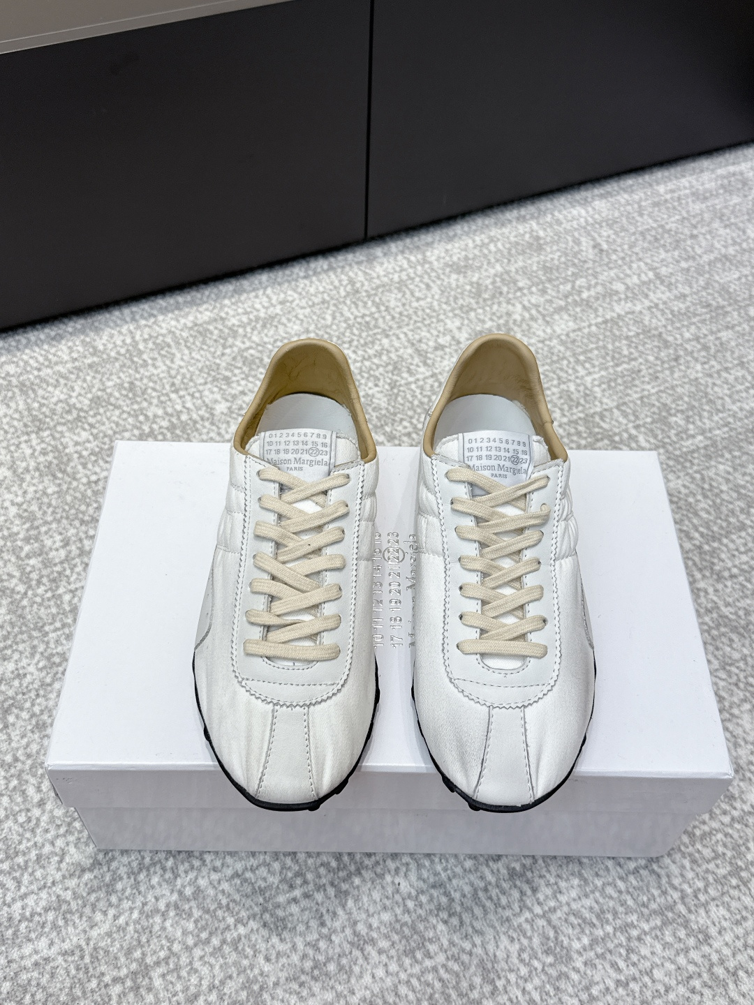 NO:495514,Purchase grade Maison Margiela 25ss autumn new MM6 Majella couples thin-soled sneakers The outline of the new Sprinters sneakers is made of old-fashioned nylon and retro-treated suede. Inspired by retro running shoes Through old-fashioned, stitching, splicing and other processes, give the item a new life and beauty. The tongue is decorated with classic digital logo. It is matched with a non-slip nail sole. The tail is decorated with an iconic white stitching logo. Full of craftsmanship. Size# Women 35-40 # Men 40-45 (Women 40 Men 45 customized for non-return), casual shoes/sports, masion margiela,masion margiela,sneakers,chamois leather19860909代购级 Maison Margiela 25ss秋季新款 MM6马吉拉 情侣款薄底运动鞋 新款Sprinters运动鞋轮廓采用做旧感尼龙与复古处理麂皮制成 灵感来源于复古跑鞋 通过做旧、缝线、拼接等工艺 赋予单品新的生命和美感舌头饰有经典的数字标志 搭配有防滑的钉状鞋底 鞋尾饰有标志性的白色缝线logo 充满工艺感 Size# 女35-40 # 男40-45（女40 男45订做不退换）,休闲鞋/运动鞋,masion margiela,masion margiela,sneakers,chamois leather,Women's Shoes