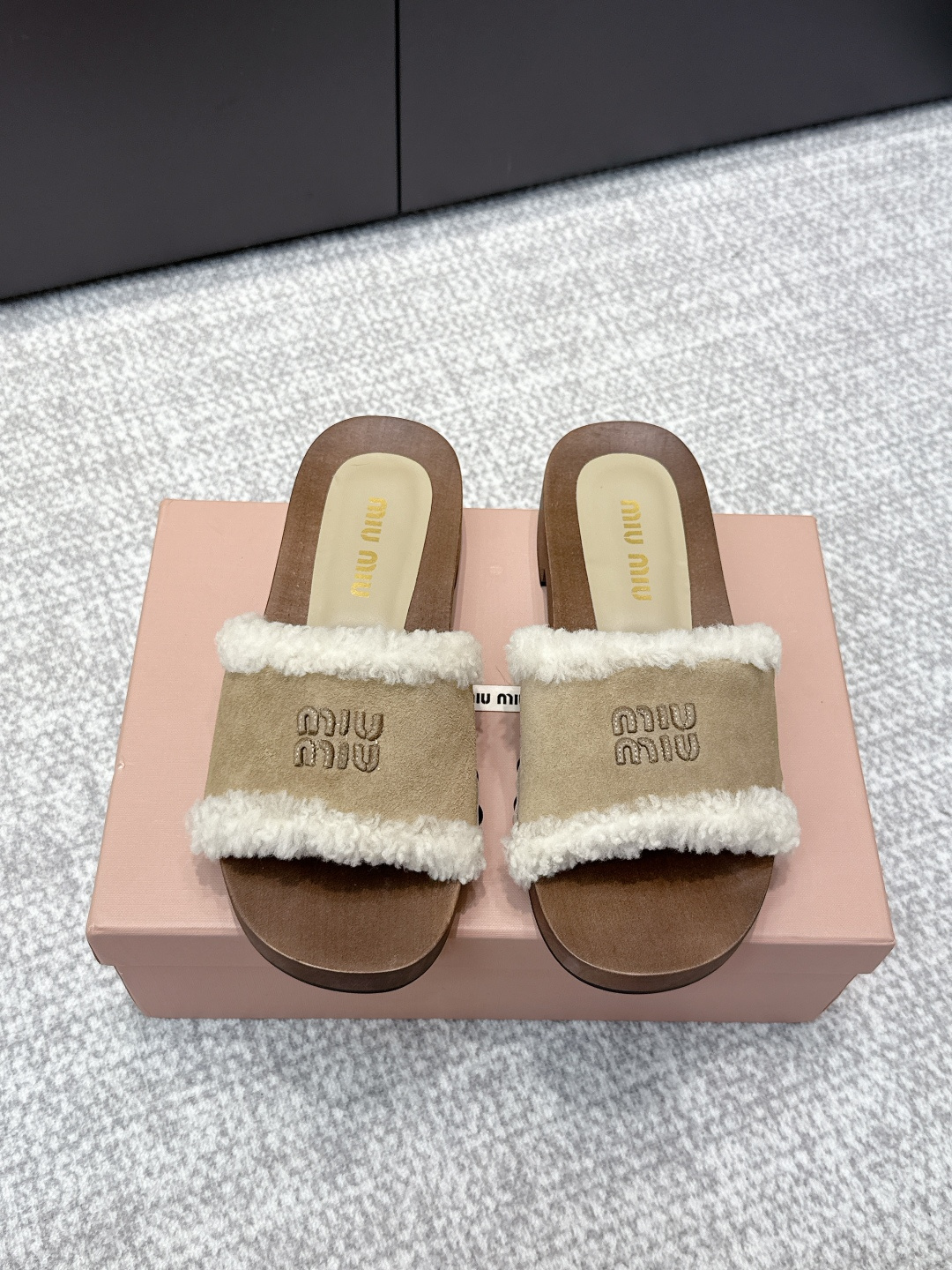 NO:483424,Purchase grade Miu Miu 25ss autumn and winter new style wool slippers shoes MiuMiu show suitable and unique color polishing technology from the Miu Miu series details close-up of the new season trend elements at this moment, the concept of love, diverse collision, conveying modern style~ It looks good no matter how you wear it this summer fashionista favorite, not very comfortable to wear, super comfortable to wear, imported wool matte fabric, imported wool (grained wool) Outsole original physical sole (not ordinary sole) Size35-41 (40 41 custom made, no return or exchange), fur shoes, miumiu, slippers19860909代购级 Miu Miu 25ss秋冬新款 羊毛拖鞋 鞋MiuMiu秀场适当独一无二的擦色工艺工艺来自Miu Miu系列的细节特写 新季的潮流要素一此刻挚爱的概念,多元对撞,传达现代风格~怎么穿都好看今夏时髦精最爱 看起来不怎么舒服 上脚超级舒服 面料进口羊毛磨砂 内里进口羊毛（颗粒毛） 大底原版实物鞋底(非普通鞋底) Size35-41（40 41订做不退换）,毛毛鞋拖鞋,miumiu,slippers,Women's Shoes