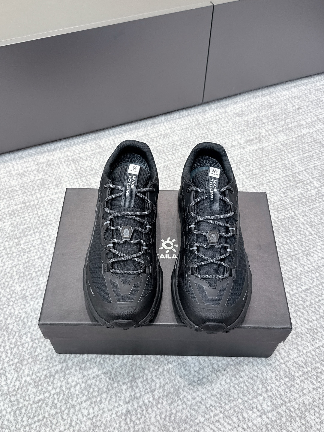 NO:495287,Purchase grade KAILAS Mountain Walk 2 GTX shock-absorbing cross-country running shoes This time, the design is reconstructed by sharp ridge lines, and the midsole is undulating in the shape of mountains. The body is dyed with black, gray and silver, awakening the 'power of loneliness' between sand and gravel. The sole is equipped with VIBRAM MEGAGRIP wetland anti-slip sole. The choice of the LITEBASE version brings a lighter feel and is more suitable for cross-country running. In addition, the sole is also equipped with the unique pattern of Kaile stone 'Tax angle triangular flower' design, and the thickness of 4mm can also help runners better lock the ground in mountainous sections where the situation changes. The shoe body is equipped with the 'GAITER HOLDER TPU' exoskeleton joint stabilization system, and the TPU on both sides of the inside and outside.  The plate locks the ankle position, making every step more stable. In addition, the lightweight EVA foam material of the cushioning layer can reduce the weight of the shoe by 20, bringing a more comfortable foot feeling. The upper adopts the 'JACQUARD' engineering mesh, which is characterized by thinness and breathability, and the overall braid is more delicate and woven to enhance the support of the upper. In addition, the shoe adopts a BOA adaptation system, with a rotating knob fully wrapped, and a quick-wear adjustment in one second. It is suitable for outdoor sports, such as trail running, mountain hiking, mountain climbing, etc. in hybrid tracks, and deals with different terrain such as hill climbing, downhill, and slippery paths. It is also suitable for daily sportswear and casual wear!  Size#Women's 35-40 (40 custom made without return) #Men's 39-44, casual shoes/sports shoes, sneakers19860909代购级 凯乐石 KAILAS 山行2 GTX减震越野跑步鞋 本次 在设计上采用凌厉的山脊线条重构设计语言,中底轮廓呈山脉起伏状.鞋身黑灰银相染,于砂石涌动间唤醒 「孤独的力量」. 鞋底配备了VIBRAM MEGAGRIP 湿地止滑大底,LITEBASE 版本的选择带来更加的轻盈的脚感,更适合越野跑.除此之外,鞋底还配备了凯乐石独特的花纹 「税角三棱齿花」设计,而 4mm 的厚度 也能够帮助跑者 在情况突变的山地路段能够更好的锁住地面. 鞋身配备了 「GAITER HOLDER TPU」外骨骼关节稳定系统,内外两侧的TPU 板,锁住脚踝位置,让每一步都更加稳定.除此之外,缓震层轻量化 EVA 发泡材料 可以让鞋子的重量降低 20,带来更加舒适的脚感. 鞋面采用了 「JACQUARD」工程网面,特点便是轻薄、透气,整体编织的更加细密提升鞋面支撑性.此外鞋款 采用了 BOA 适配系统,旋动旋钮全面包裹,一秒快穿调节. 适用于混合赛道的越野跑、山地徒步、登山等户外运动,应对爬坡、下坡、湿滑小路等不同地形 日常搭配运动装、休闲装也很合适！ Size#女35-40（40订做不退换） #男39-44,休闲鞋/运动鞋,sneakers,Women's Shoes