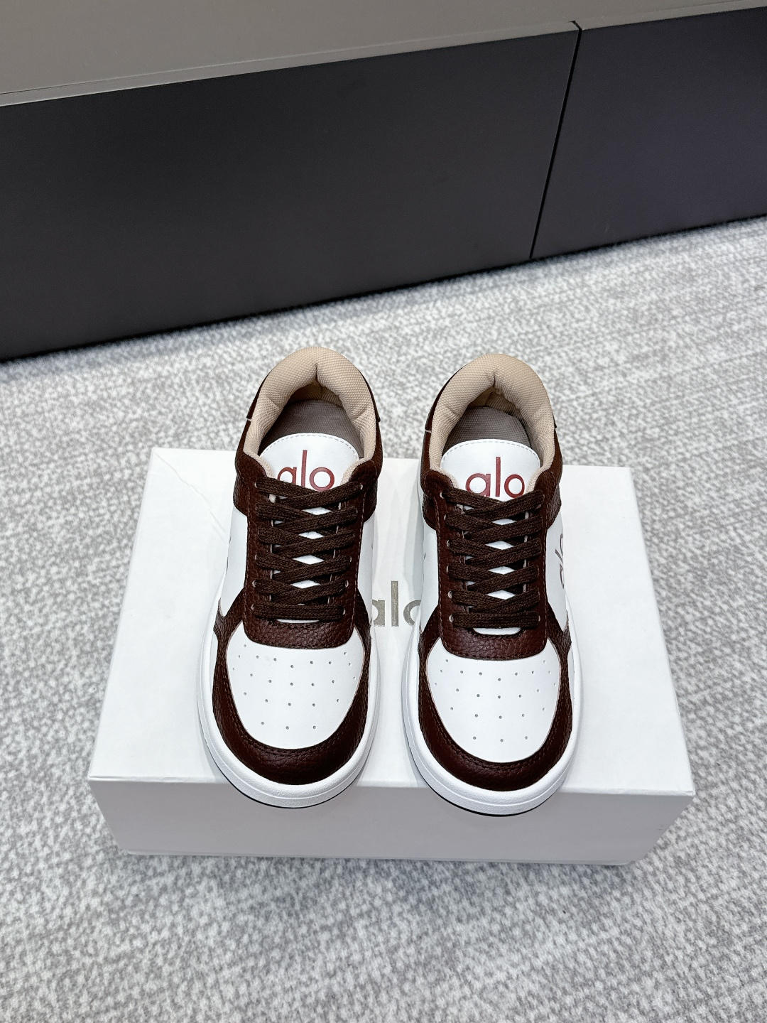 NO:495224,Purchase grade alo25ss new spring and summer style color-blocking white shoes thick sole comfortable and casual style alo understands girls better than Nike!  Super versatile!  And super comfortable!  It's a thick bottom but it's not heavy at all on the feet!  Very lightweight!  It looks better when putting on socks!  And it is recommended by celebrities~ The legs are thinner!  Super suitable for us small girls~ the shoes are also a classic color-blocking and contrasting design with the delicate leather texture on the upper!  !  Material original leather imported terry cloth outsole pure natural rubber outsole Size: 35-41 (40 41 custom made without return or exchange), casual shoes/sports shoes, sneakers19860909代购级 alo25ss 春夏新款 拼色小白鞋厚底舒适休闲款 alo比耐克更懂女生！上脚超级百搭！而且超级舒适！是厚底款但是上脚一点都不沉重！ 非常轻便！套上袜套搭配更好看！而且还是明星同款推荐～上脚**显腿细！ 超级适合我们小个子女生～鞋子整体也是经典的拼色撞色设计搭配鞋面细腻的真皮纹路肌理感！！ 材质原版皮 内里进口毛巾布 大底纯天然橡胶大底 Size:35-41（40 41订做不退换）,休闲鞋/运动鞋,sneakers,Women's Shoes