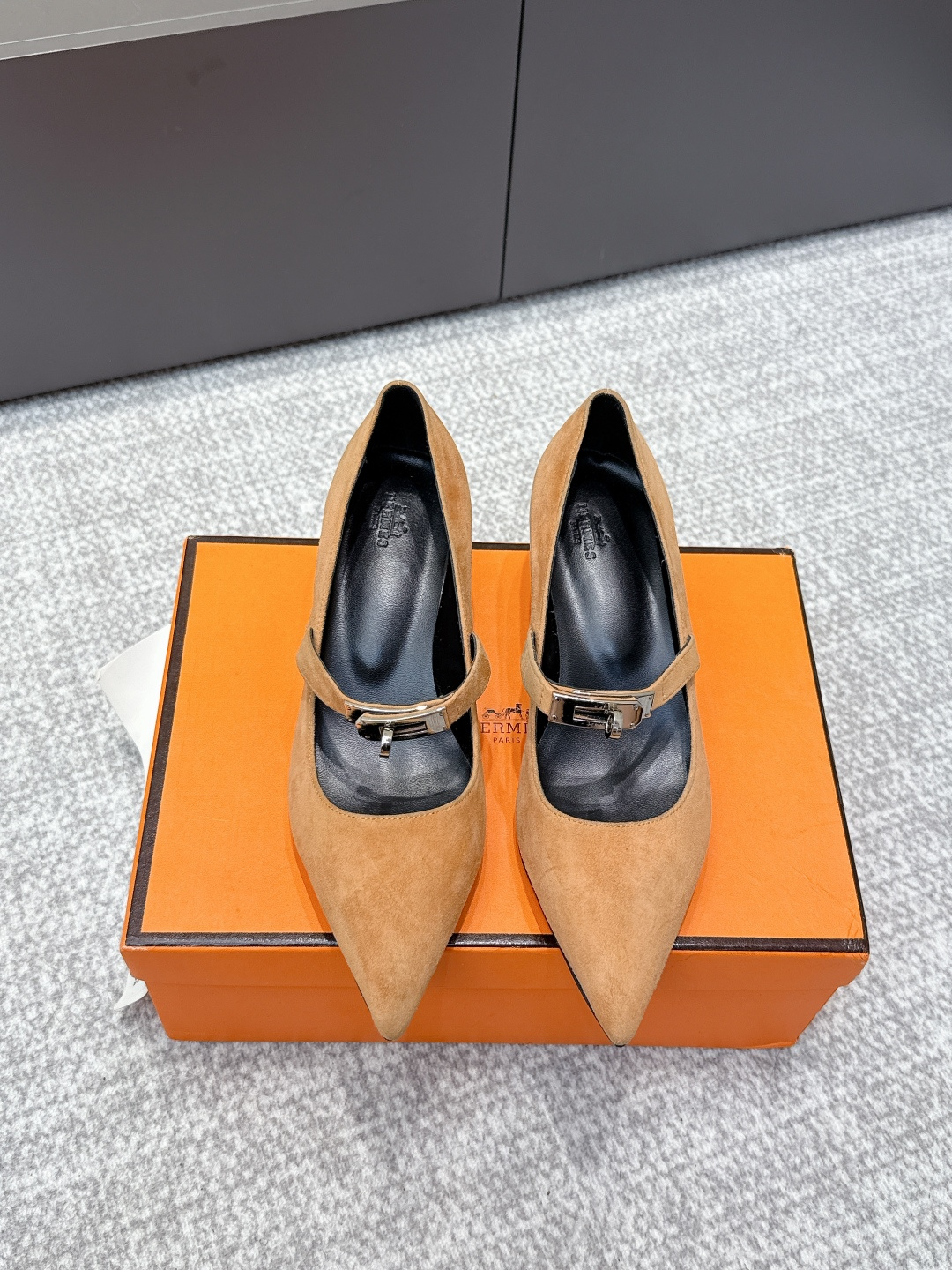 NO:483417,Purchase grade Hermes 25ss The latest kelly buckle pointed cat heel fashion shoes in spring and summer. The cabinet cabinet is super difficult to match. Classic pointed toe style. It is matched with the recognizable Majia hardware buckle. The feet are super versatile and fashionable. Many celebrities and celebrities are planting grass. Must-have in spring and summer. Random and comfortable and high-end feel. The feet are super comfortable and unscrewed. The upper imported calfskin/imported suede. Mixed sheepskin. Italian leather injection molded outsole. Steel mold Keiiy non-market iron buckle. Heel high flat sole/3cm Size#35-41 (40 41 custom made without return or exchange), single shoes, hermes, hermes, cowhide, sheepskin, chamois leather19860909代购级 Hermes爱马仕 25ss 春夏最新kelly扣尖头猫跟时装鞋 柜柜超难配货 经典的尖头版型 搭配极具辨识度的马家五金扣 上脚超级百搭好看时髦 超多明星网红种草 春夏必备 随意舒适高级感 上脚超级舒适不勒脚 鞋面进口小牛皮/进口麂皮 混种羊皮里 意大利真皮注塑大底 钢模Keiiy扣非市场铁扣 跟高平底/3cm Size#35-41（40 41定做不退换）,单鞋,hermes,hermes,cowhide,sheepskin,chamois leather,Women's Shoes