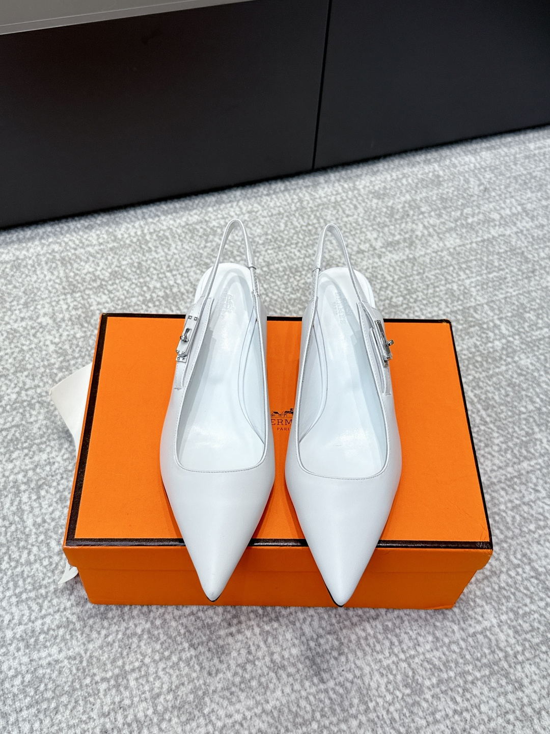 NO:495706,Purchase grade Hermes 25ss Spring and summer latest kelly buckle pointed cat heel fashion shoes Cabinet is super difficult to match with classic pointed-toe fittings Majia hardware buckles Super versatile and stylish on the feet, many celebrities and internet celebrities are essential for spring and summer, free and comfortable and high-end feel, super comfortable and unscrewed feet, imported calfskin/imported suede, mixed-bred sheepskin Italian leather injection molded outsole Steel mold Keiiy market iron buckle Heel high flat sole/3cm Size#35-41 (40 41 custom made without return or exchange), sandals single shoes, hermes, hermes, sandals, cowhide, sheepskin, chamois leather19860909代购级 Hermes爱马仕 25ss 春夏最新kelly扣尖头猫跟时装鞋 柜柜超难配货 经典的尖头版型 搭配极具辨识度的马家五金扣 上脚超级百搭好看时髦 超多明星网红种草 春夏必备 随意舒适高级感 上脚超级舒适不勒脚 鞋面进口小牛皮/进口麂皮 混种羊皮里 意大利真皮注塑大底 钢模Keiiy扣非市场铁扣 跟高平底/3cm Size#35-41（40 41定做不退换）,凉鞋单鞋,hermes,hermes,sandals,cowhide,sheepskin,chamois leather,Women's Shoes