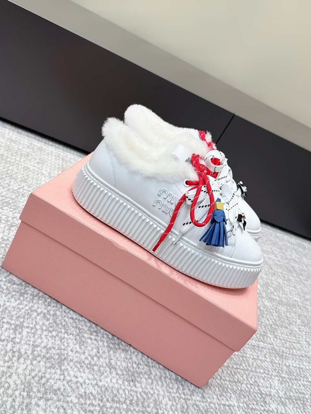 NO:495265,Purchasing grade sheepskin wool miumiu 25ss new autumn and winter style thick sole white shoes wool white shoes simple style, ultra-light original molded sole, perfect foot feel, easy to wear, height increase by 6cm Size: #35-41 (40 41 custom made without return), casual shoes/sports shoes, miumiu, sneakers, sheepskin19860909代购级羊皮里羊毛里 miumiu 25ss 秋冬新款 厚底 小白鞋 羊毛小白鞋 简约造型,超轻原版开模鞋底,脚感妥妥满分 好穿好搭,增高6cm Size: #35-41（40 41定做不退换）,休闲鞋/运动鞋,miumiu,sneakers,sheepskin,Women's Shoes