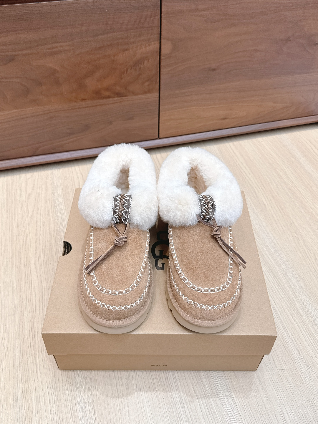 NO:495167,Purchase level UGG 2025ss Autumn and Winter Latest Snow Boots The most popular UGG thick-soled snow boots of the year is here. I can't help but spoiler. Seeing various versions of the market flying all over the sky, the exclusive customized combination of color opening is about to be shipped... This ugg thick-soled short nude boot is not made of fur in one piece, the material is wool fitted with wool. As the name suggests, basically all uggs in the market are made of fur in one piece, because it is easy to produce the output directly by making bag shoes, and the cost is relatively low, so it is quick to make!  But the disadvantage is that the shoes are very easy to deform. If they are worn every day within a week, they will be severely deformed. This genuine ugg is made of fashion shoes. The material of cow velvet fits wool is used to pack it in a full set, and then cover the shoes, which involves many processes. You need to add a toe toe, then set the cloth, and then go through the 'bubble machine' to perform the subdivided processes of upper shaping, so the finished shoes are not easy to deform!  Our ugg is completely based on the authentic material process...you can compare it at will. Size35-40, snow boots, boots19860909代购级 UGG 2025ss秋冬最新 雪地靴 年度最火UGG厚底雪地靴剧透来了 忍不住要剧透一下,看到市场各种版本满天飞,独家定制对色开模的组合底马上就要出货了……这款ugg厚底短款裸靴,正品并不是皮毛一体的,材料是牛绒贴合编织羊毛 顾名思义,基本市场所有ugg都是用皮毛一体来做,因为那样直接做套包鞋容易出产量,而且成本比较低,做起来又快！ 但是弊端是鞋子非常容易变形走样,如果天天穿没一周就严重变形 正品这款ugg是用做时装鞋 的做法去做,牛绒贴合羊毛的材料拿来全套包,再蒙鞋,牵扯到很多工序,要加鞋头港宝,然后定型布,再经过“馒头机”进行鞋面定型这些细分的工序,所以成品鞋不易变形！我们家的ugg完全按照正品材质工艺流程进行…可随意对比 Size35-40,雪地靴,boots,Women's Shoes