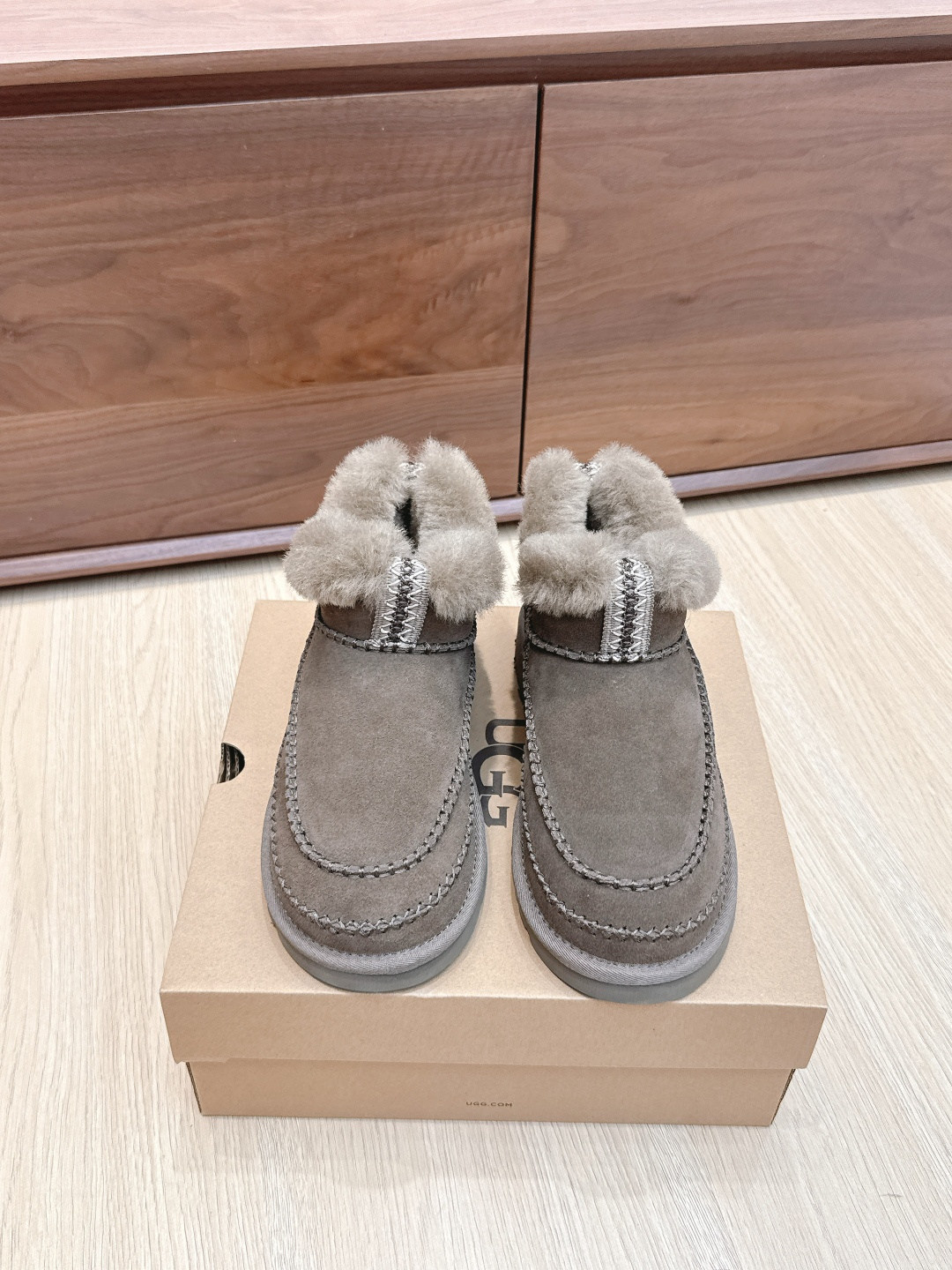 NO:495180,Purchase level UGG 2025ss Autumn and Winter Latest Snow Boots The most popular UGG thick-soled snow boots of the year is here. I can't help but spoiler. Seeing various versions of the market flying all over the sky, the exclusive customized combination of color opening is about to be shipped... This ugg thick-soled short nude boot is not made of fur in one piece, the material is wool fitted with wool. As the name suggests, basically all uggs in the market are made of fur in one piece, because it is easy to produce the output directly by making bag shoes, and the cost is relatively low, so it is quick to make!  But the disadvantage is that the shoes are very easy to deform. If they are worn every day within a week, they will be severely deformed. This genuine ugg is made of fashion shoes. The material of cow velvet fits wool is used to pack it in a full set, and then cover the shoes, which involves many processes. You need to add a toe toe, then set the cloth, and then go through the 'bubble machine' to perform the subdivided processes of upper shaping, so the finished shoes are not easy to deform!  Our ugg is completely based on the authentic material process...you can compare it at will. Size35-40, snow boots, boots19860909代购级 UGG 2025ss秋冬最新 雪地靴 年度最火UGG厚底雪地靴剧透来了 忍不住要剧透一下,看到市场各种版本满天飞,独家定制对色开模的组合底马上就要出货了……这款ugg厚底短款裸靴,正品并不是皮毛一体的,材料是牛绒贴合编织羊毛 顾名思义,基本市场所有ugg都是用皮毛一体来做,因为那样直接做套包鞋容易出产量,而且成本比较低,做起来又快！ 但是弊端是鞋子非常容易变形走样,如果天天穿没一周就严重变形 正品这款ugg是用做时装鞋 的做法去做,牛绒贴合羊毛的材料拿来全套包,再蒙鞋,牵扯到很多工序,要加鞋头港宝,然后定型布,再经过“馒头机”进行鞋面定型这些细分的工序,所以成品鞋不易变形！我们家的ugg完全按照正品材质工艺流程进行…可随意对比 Size35-40,雪地靴,boots,Women's Shoes