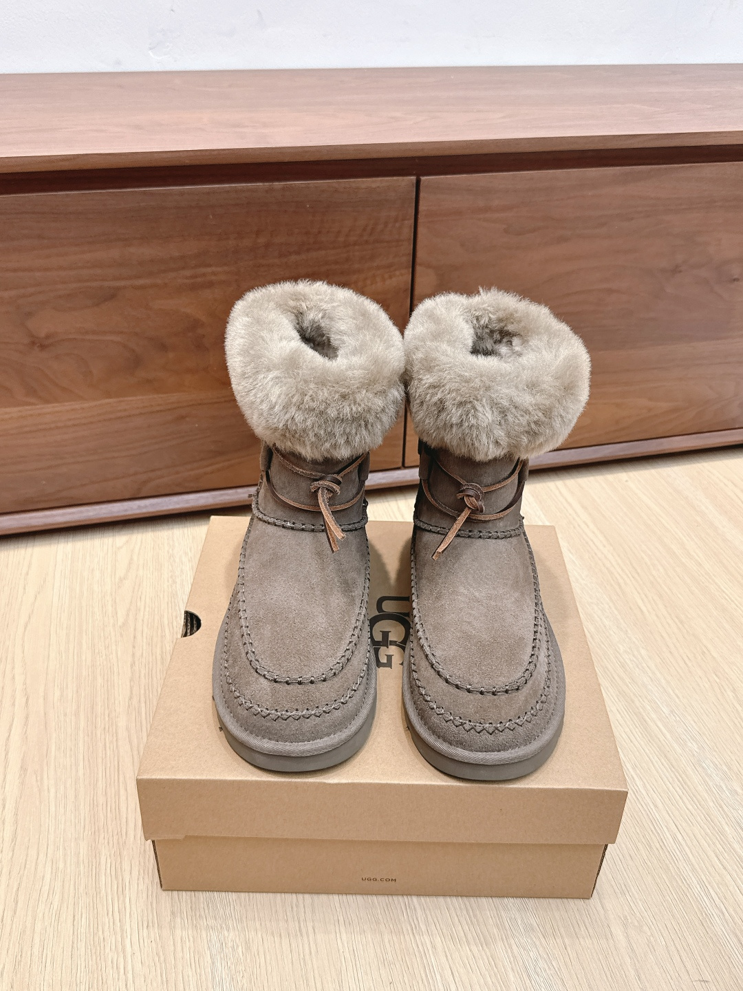NO:495184,Purchase level UGG 2025ss Autumn and Winter Latest Snow Boots The most popular UGG thick-soled snow boots of the year is here. I can't help but spoiler. Seeing various versions of the market flying all over the sky, the exclusive customized combination of color opening is about to be shipped... This ugg thick-soled short nude boot is not made of fur in one piece, the material is wool fitted with wool. As the name suggests, basically all uggs in the market are made of fur in one piece, because it is easy to produce the output directly by making bag shoes, and the cost is relatively low, so it is quick to make!  But the disadvantage is that the shoes are very easy to deform. If they are worn every day within a week, they will be severely deformed. This genuine ugg is made of fashion shoes. The material of cow velvet fits wool is used to pack it in a full set, and then cover the shoes, which involves many processes. You need to add a toe toe, then set the cloth, and then go through the 'bubble machine' to perform the subdivided processes of upper shaping, so the finished shoes are not easy to deform!  Our ugg is completely based on the authentic material process...you can compare it at will. Size35-39 (ordered 40.41), snow boots, boots, boots19860909代购级 UGG 2025ss秋冬最新 雪地靴 年度最火UGG厚底雪地靴剧透来了 忍不住要剧透一下,看到市场各种版本满天飞,独家定制对色开模的组合底马上就要出货了……这款ugg厚底短款裸靴,正品并不是皮毛一体的,材料是牛绒贴合编织羊毛 顾名思义,基本市场所有ugg都是用皮毛一体来做,因为那样直接做套包鞋容易出产量,而且成本比较低,做起来又快！ 但是弊端是鞋子非常容易变形走样,如果天天穿没一周就严重变形 正品这款ugg是用做时装鞋 的做法去做,牛绒贴合羊毛的材料拿来全套包,再蒙鞋,牵扯到很多工序,要加鞋头港宝,然后定型布,再经过“馒头机”进行鞋面定型这些细分的工序,所以成品鞋不易变形！我们家的ugg完全按照正品材质工艺流程进行…可随意对比 Size35-39（40.41订）,雪地靴,boots,Women's Shoes