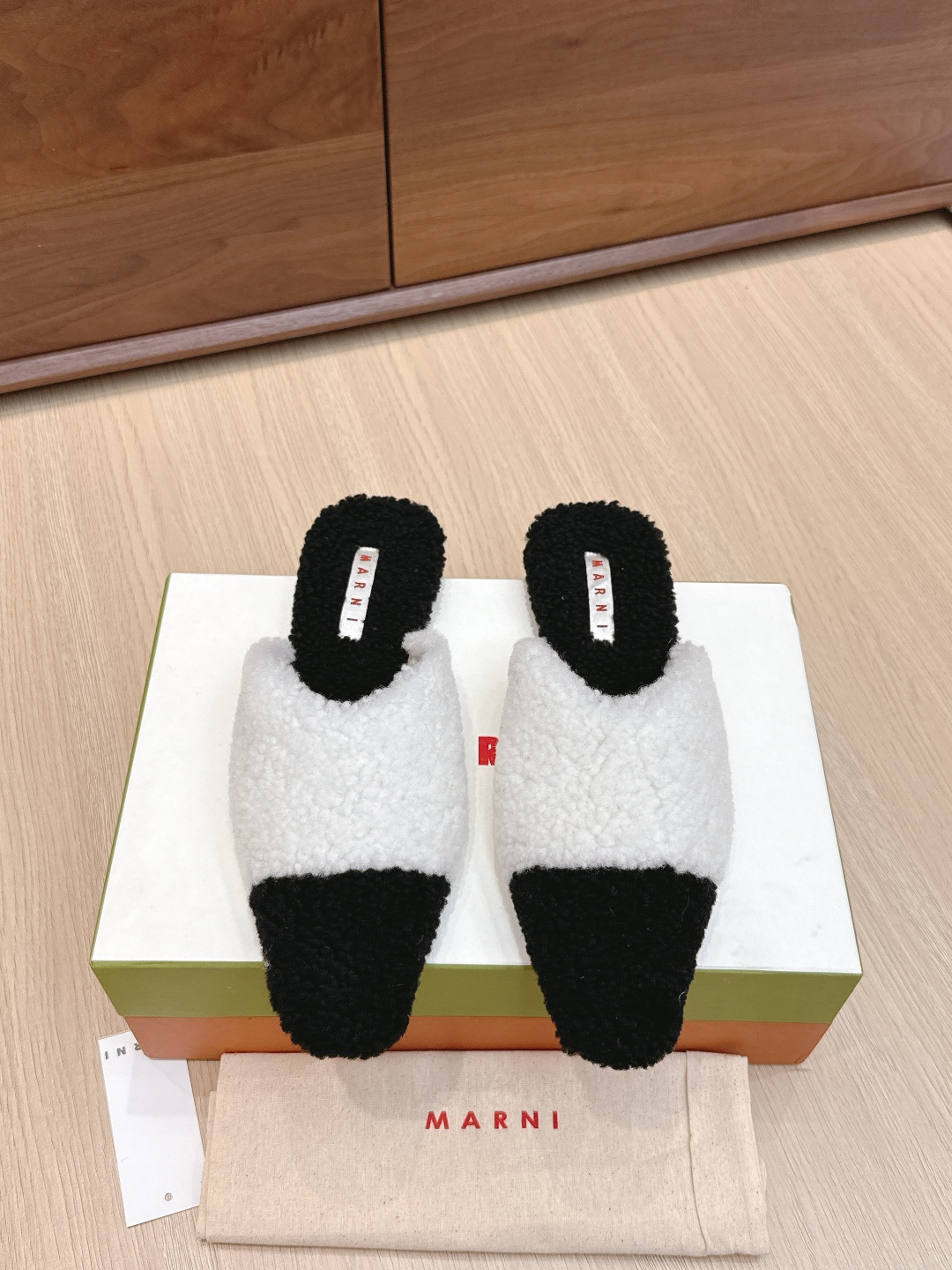 NO:495505,Purchase grade Marn*25s autumn and winter new style super new modern and fashionable color-blocking hair pullover Super new beautiful and delicate hair pullover, the style is really super slim, the shoe shape is very modern and charming. The upper adopts a two-color wool color-blocking design, which is more retro and fashionable and modern. The foot is extremely soft and comfortable to the maximum extent. It is a perfect wool that combines fashionable, beautiful and warmth and one~ Material leather integrated wool inner niulli Outsole imported from Italy Shoe size 35-39/40 Customized non-return and exchange, semi-dragged fur shoes, marni, Leather soles19860909代购级 Marn*25s秋冬新款 超绝新款摩登时尚拼色毛拖 超绝新款美腻毛拖,版型真的超级显瘦,鞋型就很摩登,风情迷人眼的感觉,鞋面采用双色羊毛拼色设计,更有复古时尚摩登感,上脚绝最大程度的柔软舒适,是集时尚美腻温暖与一体的完美毛拖～ 材质皮毛一体羊毛 内里牛里 大底意大利进口真皮大底 鞋码35-39/40定制不退换,半拖毛毛鞋,marni,Leather soles,Women's Shoes