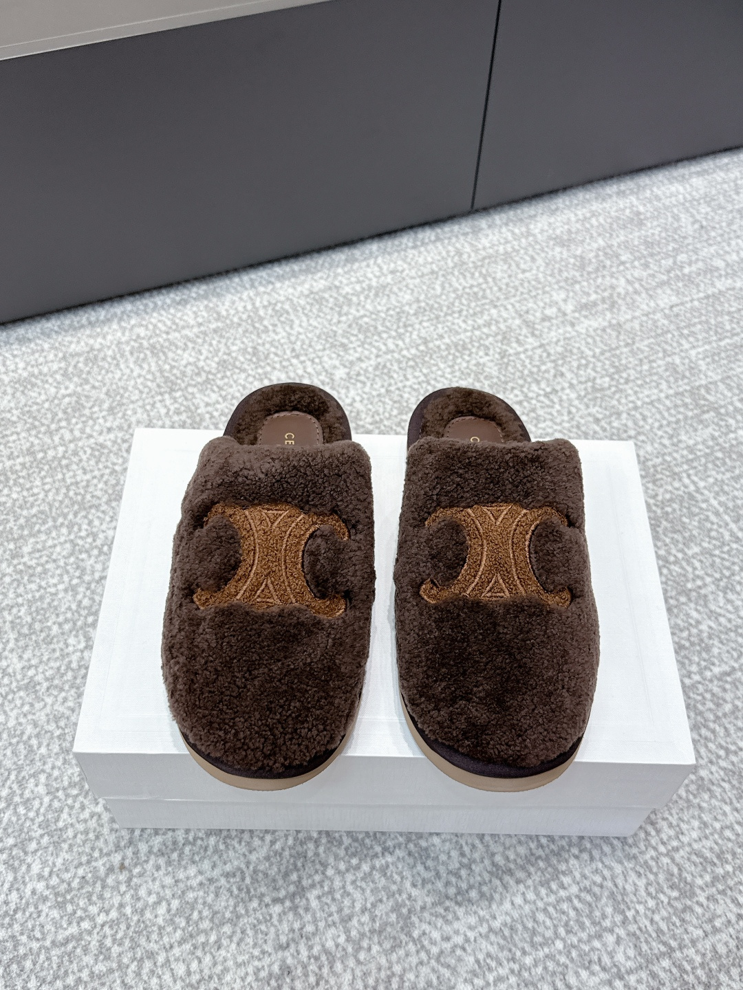 NO:495242,Purchase grade CELINE/Celin 25ss New autumn and winter products, wool slippers, this season's Celine made me love it again!  There are too many beautiful shoes in this season. This wool drag really makes me unable to extricate myself. It's so cute~ The furry wool is made of imported A-grade wool from Europe. We are the same as the original. All of them use pure wool and there is no artificial wool at all!  We chose the same TPU material as the original version Size#35-40 (40 custom made without return or exchange), semi-dragged fur shoes, celine, celine, slippers19860909代购级 CELINE/塞琳 25ss 秋冬新品 一脚蹬羊毛拖鞋 这一季的赛琳又让我重新爱了它一次！ 这季节美鞋太多这款毛拖 真的是让我无法自拔真太可爱了～ 毛茸茸的羊毛是选用欧洲进口A级羊毛 我们做到与原版一致满鞋 全部采用纯羊毛一点人造毛的成分都没有！ 大底我们选用的是与原版一样的TPU材质 Size#35-40（40定做不退换）,半拖毛毛鞋,celine,celine,slippers,Women's Shoes