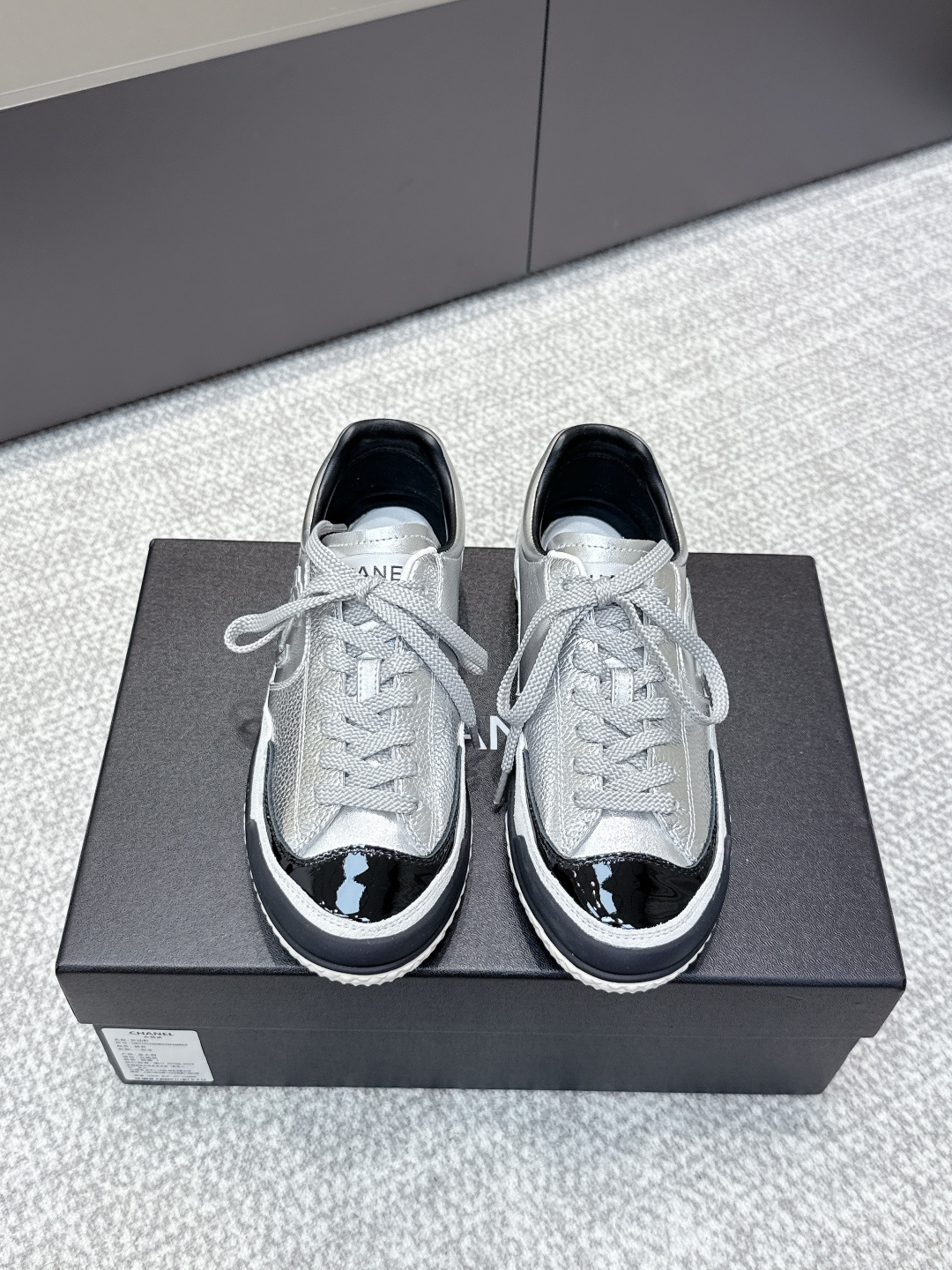 NO:495024,Purchase level Chanel Chanel's latest 2025ss autumn casual sneakers, many celebrity celebrity grass, original mold customization, invincible and beautiful and easy to wear, absolutely fairy style, super comfortable, high-end and durable color matching, versatile, casual casual sports style, cool and natural, interpreting Chanel's fashionable feminine temperament. The upper is customized imported lychee pattern calfskin patent leather, mixed-bred sheepskin, outsole original customized open mold sole Size35-40 (40 custom made), casual shoes/sports shoes, chanel, chanel, sneakers, cowhide, sheepskin19860909代购级 Chanel 香奈儿最新款2025ss秋季休闲运动鞋 超多明星网红种草 原版模具定制 无敌漂亮又好穿 绝对仙女款 超级舒服,配色高级耐看 百搭 率性的休闲运动风,飒爽又自然,演绎香奈儿的时髦女性气质 鞋面采用定制进口荔枝纹小牛皮漆皮 内里混种羊皮 大底原版定制开模大底 Size35-40(40定做),休闲鞋/运动鞋,chanel,chanel,sneakers,cowhide,sheepskin,Women's Shoes