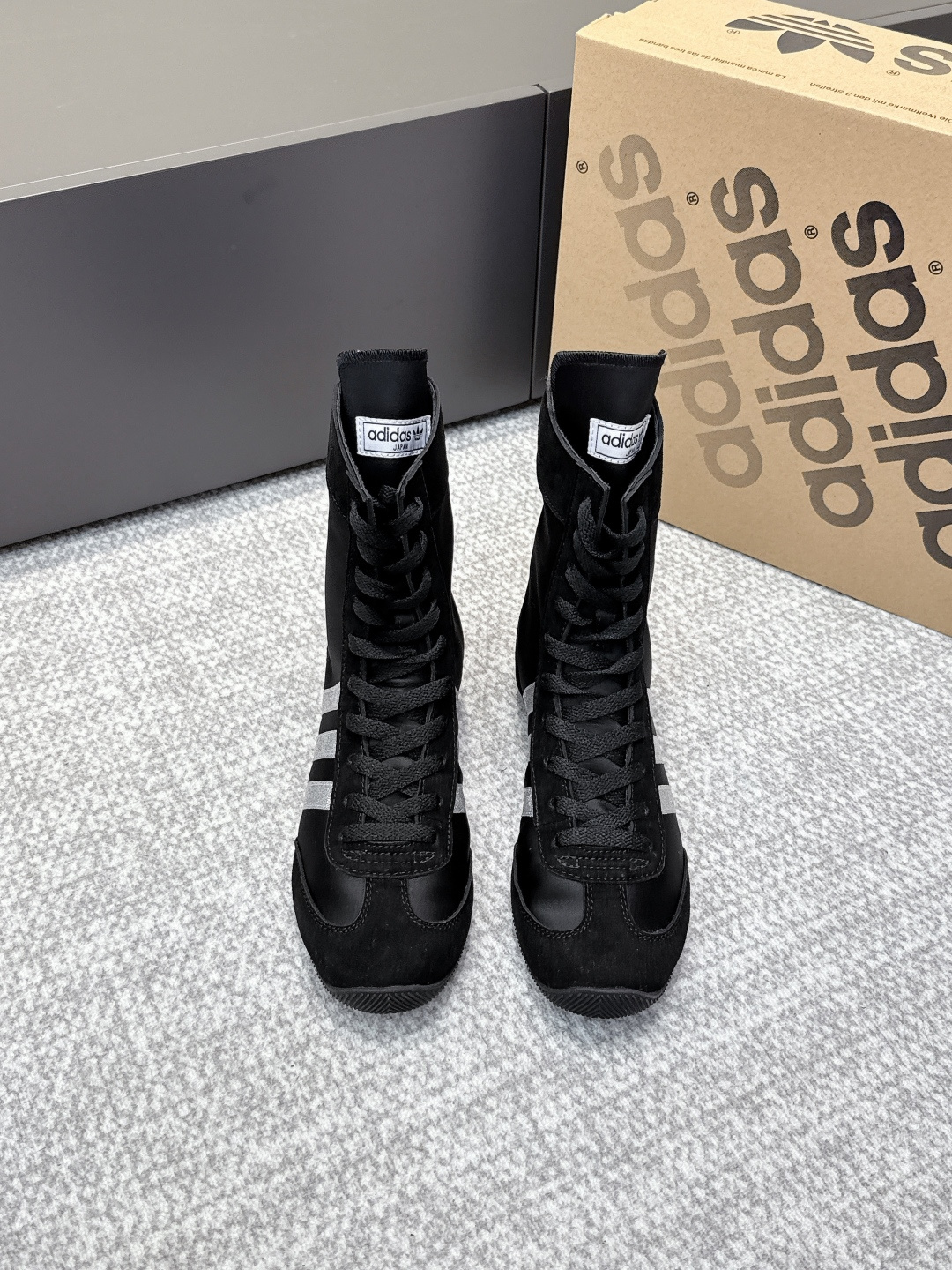 NO:495236,Purchase grade Adidas Jennie same style Taekwondo Taekwondo shoes, Clover, Boxing shoes, Retro, Casual, Sports shoes, Fashionable and versatile, Many internet celebrity fashion bloggers have to say that this design is too colored, basically you can become the focus without any matching of a pair of shoes. The classic three-bar paired with a retro small design is super durable. Material imported Niujing/original mold opening fabric, paired with double-lined diamond pattern, original private mold outsole Size35-40 (40 custom made without return or exchange), boots, adidas, boots, sneakers19860909代购级 Adidas阿迪达斯 Jennie同款 Taekwondo 跆拳道鞋 三叶草 拳击鞋 复古 休闲 运动鞋  时尚百搭 超多网红时尚博主种草 不得不说这设计这颜色太出片了 基本不用任何搭配一双鞋就能成为的焦点 经典的三条杠搭配复古小设计超耐看 材质进口牛京/原版开模布料 搭配双走线菱格纹 原版私模大底 Size35-40（40订做不退换）,靴子,adidas,boots,sneakers,Women's Shoes