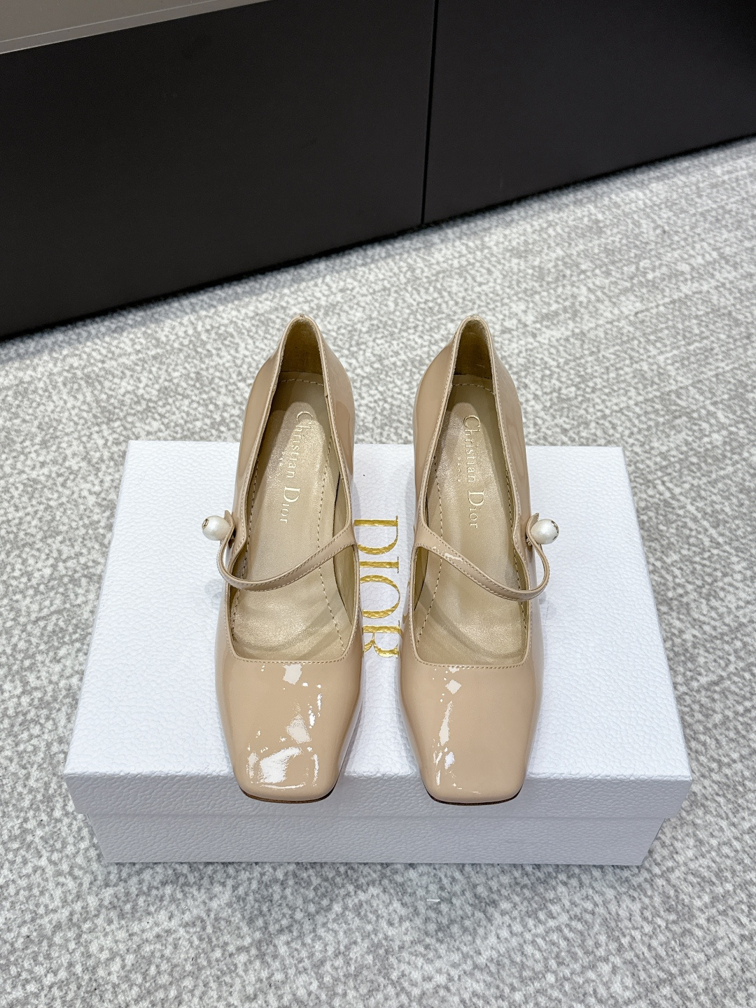 NO:495069,Dongguan purchasing grade (official website synchronous aircraft box packaging) Dior 25ss latest fashion show high-end series for autumn and winter MISS DIOR thick heel square head Marie Jane ballerina shoes CD letter logo hardware enamel square buckle low heel one ring with medieval women's singles shoes Original development top-level high-end version Material upper imported beef patent leather Water dye sheepskin lining Italian leather outsole Original mold opening hardware buckle Size#35-41 (40 41 custom made no return or exchange), single shoes Marie Jane, dior, dior, mary jane, sheepskin, Leather soles19860909东莞代购级（官网同步飞机盒包装） Dior 迪奥 25ss 秋冬最新时装秀高定系列 MISS DIOR 粗跟方头玛丽珍芭蕾舞女鞋 CD字母logo五金珐琅方扣低跟一圈带中古女单鞋 原版开发顶级高端版本 材质鞋面进口牛漆皮 水染羊皮内里 意大利真皮大底 原版开模五金扣 Size#35-41（40 41订做不退换）,单鞋玛丽珍,dior,dior,mary jane,sheepskin,Leather soles,Women's Shoes