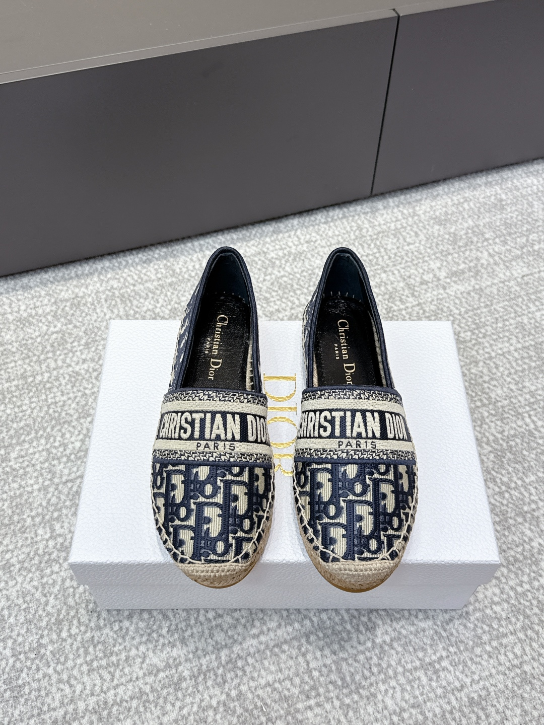 NO:495043,Purchase grade (official website synchronous box packaging) Early spring model 25ss Dior Granville Muller fisherman shoes, 3D ten thousand needle embroidery technology, the strongest channel, specialized in price and no difference!  Dior Granville Fisherman's Shoes are featured in an iconic casual style, as dazzling as on the runway Dior Fisherman's Semi-slippers!  Adopting an iconic casual style, like the one on the runway, the spring and summer BLIQUE pattern jacquard embroidery Wang Ziwen’s same style fisherman shoes. Classic logo embroidery element design. The series D’s main years in the past two years, retro literary atmosphere, versatile and fashionable. It is hard to find a shoe. I bought 2 pairs of zp white slippers. The two lasts are different from fisherman shoes. To achieve 1:1, you must get both layouts. There is no difficulty in craftsmanship. The key is the upper. The price of fabric to achieve this level will not be cheap. A pair of uppers is the price of a pair of fisherman shoes. Hand-sewn hemp rope original custom imported anti-slip rubber sole. I believe everyone will not be disappointed when you get it. It is also one of the must-have items in spring and summer. Size#35-42 (40 41  42 Custom made no return or exchange), fisherman's shoes, dior, dior, dior, slippers, espadrilles19860909代购级（官网同步盒包装） 早春款 25ss Dior Granville 穆勒渔夫鞋,3D万针刺绣工艺,最强的渠道,专贵无差！ Dior Granville 渔夫鞋 采用标志性的休闲风格,如在 T 台上一般耀眼夺目 迪奥 渔夫半拖鞋！ 采用标志性的休闲风格,如在 T 台上一般耀眼夺目春夏BLIQUE图案提花绣王子文同款渔夫鞋 经典logo刺绣元素设计,D家这两年主打的系列,复古文艺气息 百搭又时髦  zp一鞋难求 买了2 双zp 白色拖鞋款 和渔夫鞋款 两款楦行不一样哦 要做到1:1 必须两个版面都拿下 工艺没什么难点就是渔夫鞋工艺 重点是鞋面 做到这个程度的面料价格不会便宜 一双鞋面就是人家一双渔夫鞋价格 手工缝制麻绳原版定制进口防滑橡胶底,相信大家拿到手不会失望的款 ,也是春夏必入单品之一 Size#35-42（40 41 42订做不退换）,渔夫鞋,dior,dior,dior,slippers,espadrilles,Women's Shoes