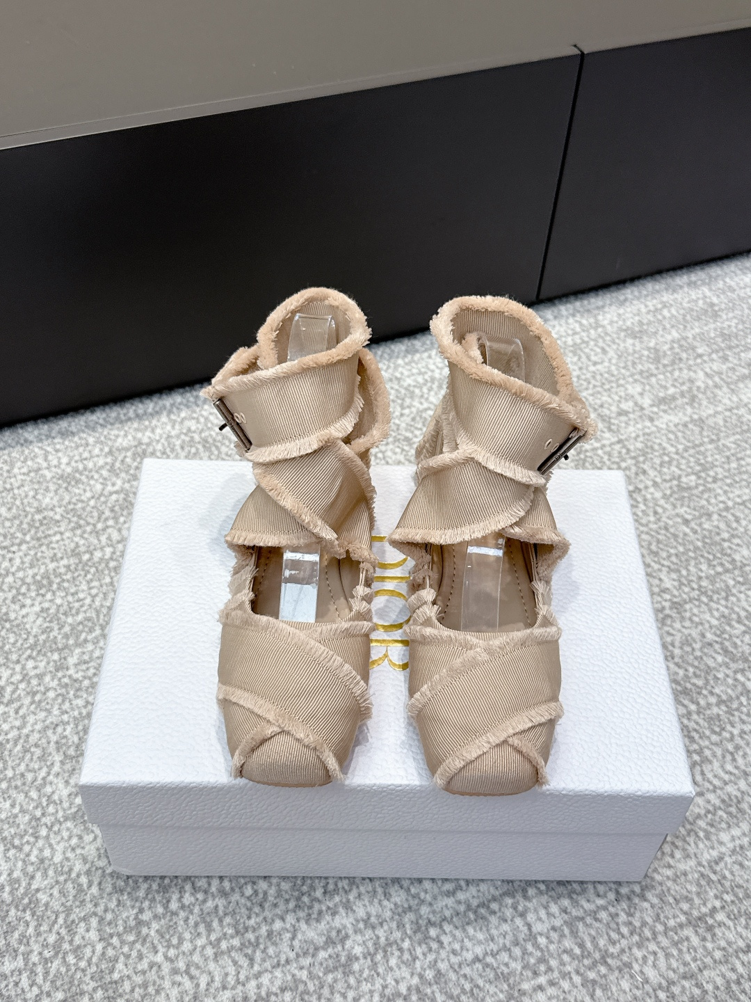 NO:489074,Purchase grade (official website synchronous aircraft box) Dior 25ss New early spring ballet shoes New DIOR silk bow Ballet So good~ Classic Dior bow for ballet shoes Elements Ribbed bow with CD details The design is exquisite The essential model for little women is really great Size#35-42 (40 41 42 Custom made no return), ballet shoes, dior, dior, real silk19860909代购级（官网同步飞机盒） Dior 25ss 早春新品芭蕾舞鞋 新品DIOR 真丝 蝴蝶结 芭蕾舞 好乖啊～ 芭蕾鞋经典的迪奥蝴蝶结 元素 罗纹蝴蝶结上加了CD细节的蝴蝶结 设计精致 小女人必备款舒适感真的极极好 Size#35-42（40 41 42 订做不退换）,芭蕾舞鞋,dior,dior,real silk,Women's Shoes