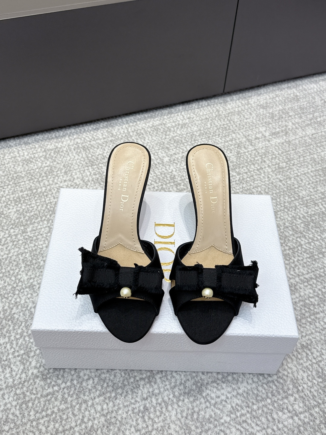 NO:492694,Purchase grade Dior 25ss CD home bow pearl cat heel slippers New dior planted by Han Suxi is super beautiful The bow is asymmetrical left and right, beautiful and gentle. ADIORABLE high heels Black tassel grosgrain upper shows fashion style J embellished with white beads and bows to add elegant temperament to the modern look Original mold opening fabric Sheepskin lining Italian leather outsole Size#35-42 (40 41 42 custom made without return or exchange), high heels slippers, dior, dior, high heels, slippers, sheepskin, Leather soles19860909代购级 Dior 25ss CD家蝴蝶结珍珠 猫跟拖鞋 被韩素汐种草的新款dior超级好看 蝴蝶结左右不对称 好看的不得了 温柔的样子 cd倾情呈献 ADIORABLE高跟鞋 黑色流苏罗缎鞋面尽显时尚格调 J点缀以白色珠饰及蝴蝶结 为摩登造型增添高雅气质 原版开模布料 羊皮内里 意大利真皮大底 Size#35-42（40 41 42订做不退换）,高跟鞋拖鞋,dior,dior,high heels,slippers,sheepskin,Leather soles,Women's Shoes