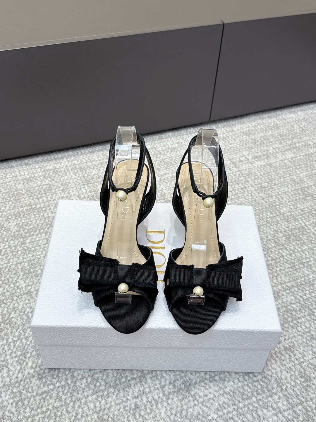 NO:492700,Purchase grade Dior 25ss CD home bow pearl cat heel sandals New Dior planted by Han Suxi is super beautiful The bow is asymmetrical left and right, beautiful and gentle. ADIORABLE high heels Black tassel grosgrain upper shows fashion style J embellished with white beads and bows to add elegant temperament to the modern look Original mold opening fabric Sheepskin lining Italian leather outsole Size#35-42 (40 41 42 custom made without return), high heels slippers, dior, dior, sandals, high heels, slippers, sheepskin, Leather soles19860909代购级 Dior 25ss CD家蝴蝶结珍珠 猫跟凉鞋 被韩素汐种草的新款dior超级好看 蝴蝶结左右不对称 好看的不得了 温柔的样子 cd倾情呈献 ADIORABLE高跟鞋 黑色流苏罗缎鞋面尽显时尚格调 J点缀以白色珠饰及蝴蝶结 为摩登造型增添高雅气质 原版开模布料 羊皮内里 意大利真皮大底 Size#35-42（40 41 42订做不退换）,高跟鞋拖鞋,dior,dior,sandals,high heels,slippers,sheepskin,Leather soles,Women's Shoes