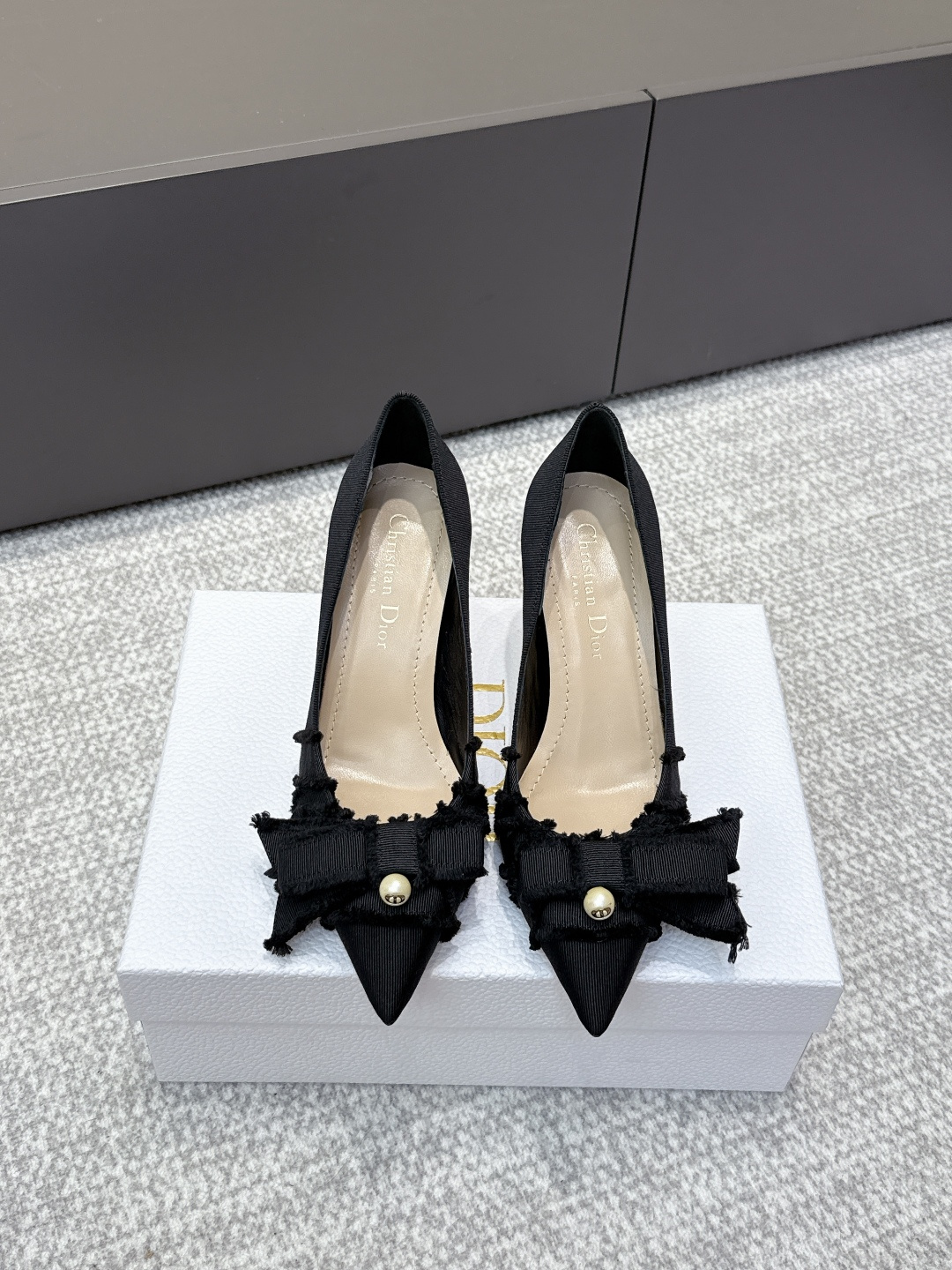 NO:492708,Purchase grade Dior 25ss CD home bow pearl Cat heel shoes New Dior planted by Han Suxi is super good-looking The bow is asymmetrical left and right, beautiful and gentle. A diorily presented with a heartfelt appearance ADIORABLE high heels Black tassel grosgrain upper shows fashion style J embellished with white beads and bows to add elegant temperament to the modern look Original mold opening fabric Sheepskin lining Italian leather outsole Size#35-42 (40 41 42 custom made without return or exchange), high heels slippers, dior, dior, high heels, slippers, sheepskin, Leather soles19860909代购级 Dior 25ss CD家蝴蝶结珍珠 猫跟小单鞋 被韩素汐种草的新款dior超级好看 蝴蝶结左右不对称 好看的不得了 温柔的样子 cd倾情呈献 ADIORABLE高跟鞋 黑色流苏罗缎鞋面尽显时尚格调 J点缀以白色珠饰及蝴蝶结 为摩登造型增添高雅气质 原版开模布料 羊皮内里 意大利真皮大底 Size#35-42（40 41 42订做不退换）,高跟鞋拖鞋,dior,dior,high heels,slippers,sheepskin,Leather soles,Women's Shoes