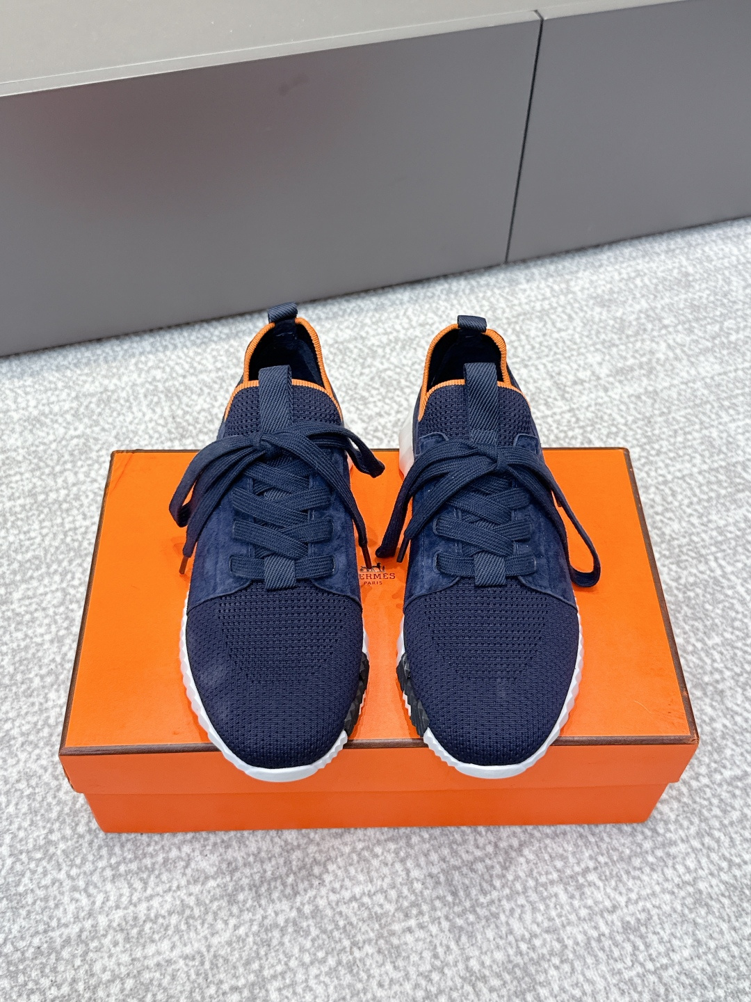 NO:495730,Purchase level Men's Hermes 25/ Bouncing Couple Sports Casual Shoes Hermes' most comfortable shoes, no one, they are very light and huge and beautiful, they won't be tired of walking around shopping + knitted. The touch is very good, very beautiful and versatile, very light and comfortable, extremely light and sports and casual, and the feel is great!  Fabric: imported cowhide + knitted Inner: imported silk sheepskin for imported insoles Outsole: using IP+TPU (multi-color letters) German technology irradiation machine seamless combination Size: #35-46 (for women 40.41 men 45.46 customized) Top quality, synchronous full set of packaging, casual shoes/sports shoes, hermes, hermes, sneakers, cowhide, sheepskin19860909代购级 男 Hermes 爱马仕 25/ Bouncing 情侣 运动 休闲鞋 爱马仕最舒服的鞋,没有之1,上脚特轻又巨好看,逛街暴走都不会累牛皮+针织 手感很好,很漂亮了也很百搭衣服,很轻便舒适 轻盈无比 运动休闲两不误 踩感超棒！ 面料:进口牛皮+针织 内里:进口内里鞋垫专用丝绸羊皮 大底:采用IP+TPU(多色字母)德国技术照射机无缝组合 Size:#35-46(女40.41男45.46定做) 顶级精品 同步全套包装,休闲鞋/运动鞋,hermes,hermes,sneakers,cowhide,sheepskin,Women's Shoes