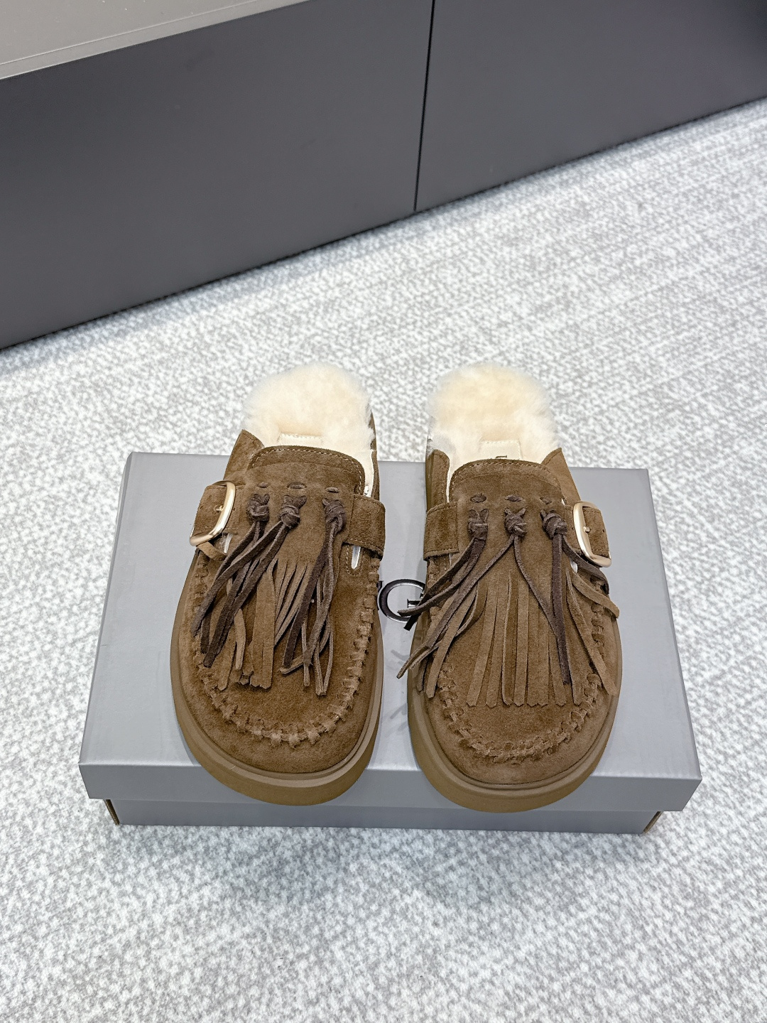 NO:495210,Purchase-Agent UGG Oil Jiji new tassel wool semi-drag. Thick-soled snow boots are spoilers. I can't help but spoilers. Seeing that various versions of the market are flying all over the sky, the exclusive customized combination of color-opening molds is about to be shipped... This ugg thick-soled short nude boots are genuine, not fur in one piece, the material is wool in one piece, as the name suggests, basically all uggs in the market are made of fur in one piece, because it is easy to produce the output directly by making bag shoes, and the cost is relatively low, so it is quick to make!  But the disadvantage is that the shoes are very easy to deform. If they are worn every day within a week, they will be severely deformed. This genuine ugg is made of fashion shoes. The material of cow velvet fits wool is used to pack it in a full set, and then cover the shoes, which involves many processes. You need to add a toe toe, then set the cloth, and then go through the 'bubble machine' to perform the subdivided processes of upper shaping, so the finished shoes are not easy to deform!  Our ugg is completely based on the authentic material process and can be compared at will~ Size 35/36/37/38/39/40 (40 will not be returned or exchanged), snow boots, boots19860909代购级 UGG 油叽叽新款流苏羊毛半拖 厚底雪地靴剧透来了 忍不住要剧透一下,看到市场各种版本满天飞,独家定制对色开模的组合底马上就要出货了……这款ugg厚底短款裸靴,正品并不是皮毛一体的,材料是牛绒贴合编织羊毛 顾名思义,基本市场所有ugg都是用皮毛一体来做,因为那样直接做套包鞋容易出产量,而且成本比较低,做起来又快！ 但是弊端是鞋子非常容易变形走样,如果天天穿没一周就严重变形 正品这款ugg是用做时装鞋 的做法去做,牛绒贴合羊毛的材料拿来全套包,再蒙鞋,牵扯到很多工序,要加鞋头港宝,然后定型布,再经过“馒头机”进行鞋面定型这些细分的工序,所以成品鞋不易变形！我们家的ugg完全按照正品材质工艺流程进行,可随意对比~ 尺码35/36/37/38/39/40（40不退换）,雪地靴,boots,Women's Shoes