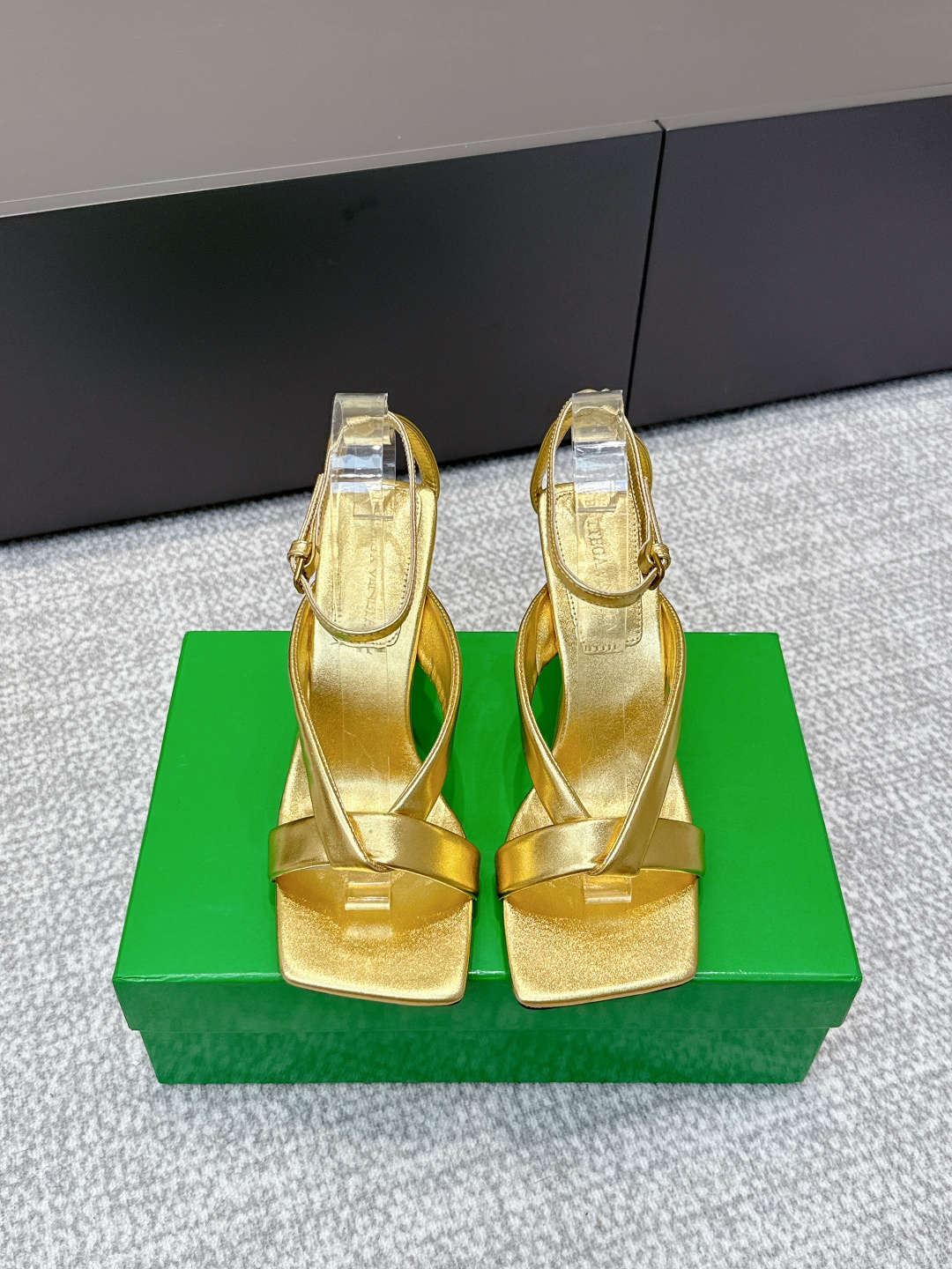 NO:495430,Purchase grade BV Riva Strap Sandal Women's Sandal Series High heels 9cm Handmade This classic model is simply the latest bv ceiling. Colorful and versatile. Handmade. High-end comfort. Fabric is made of high-quality lambskin. Handmade. Fitted sheepskin is made of comfortable and high-end. The sole is made of Italian leather outsole & injection rubber. Light dyeing process. Benchmarked. The original packaging is used for the shoe bag. The printing logo process is used for the highest end of the market. The toe is made of hot melt glue. The heel is easy to rebound and does not deform. The upper line is made of Italian computer needle truck. The workmanship is fine. The original packaging is treated with customers sincerely. 35 36 37 38 39 40 41 42 (40 41 42 customized), high heel sandals, bottega  veneta, sandals, high heels, sheepskin, Leather soles19860909代购级 BV Riva Strap Sandal 女士 凉鞋 系列 高跟9cm 手工制作 这款经典款 简直bv最新天花板啦 彩色百搭 手工而成 高档舒适 面料选用优质小羊皮 手工而成  垫脚羊皮内里舒适高端 大底选用意大利真皮大底&注塑橡胶工艺 运用轻染工艺 对标对版 选用原版包装 鞋子布袋采用印胶logo工艺 市场最高端 采用热熔胶定型鞋头 后跟 易回弹不变形  鞋面车线选用意大利电脑针车 做工精细 选用原版包装 真心对待客人 35 36 37 38 39 40 41 42 （40 41 42 定制）,高跟鞋凉鞋,bottega veneta,sandals,high heels,sheepskin,Leather soles,Women's Shoes