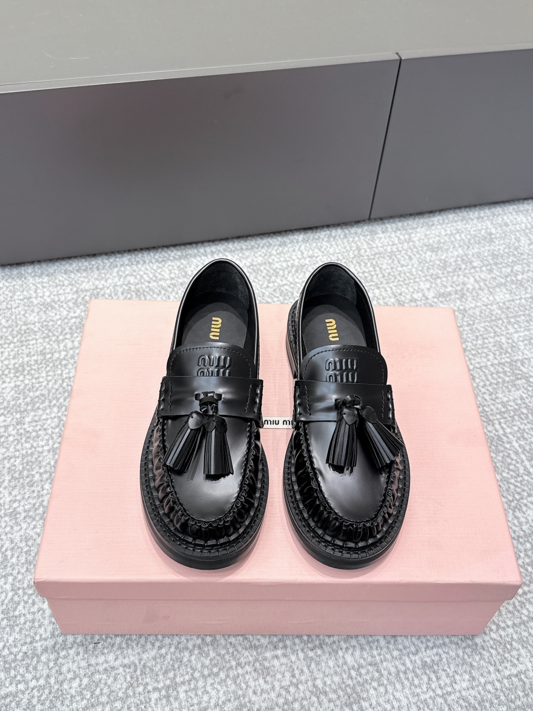 NO:495258,Purchase grade (airplane box) MIUMIU｜Miao Miu 2025 new tassel leather shoes, loafers. Miao Miu is a small leather shoe that looks more and more popular. It is also very college-style and has a high-end style. It is sweet and cool, the leather is also very soft and the style is particularly slim. It is also very friendly to Jimei with wide feet. The original fabric is opened with an original bead color!  Inner footrest high-end sheepskin inner lining size35-40 (custom made in 40.41) Outsole original molded rubber foamed sole, loafers, miumiu, loafers, sheepskin, socks19860909代购级（飞机盒） MIUMIU｜缪缪2025新款 流苏小皮鞋 乐福鞋 缪缪这是一款越看越上头的小皮鞋,配上袜子也是很有学院风一整个高级住了,又甜又酷,皮质也特别软而且版型特别显瘦,对脚宽的集美也很友好 面料原版开边珠正版色哦！ 内里垫脚高定羊皮内里 size35-40（40.41订做） 大底原版开模橡胶发泡大底,乐福鞋,miumiu,loafers,sheepskin,socks,Women's Shoes