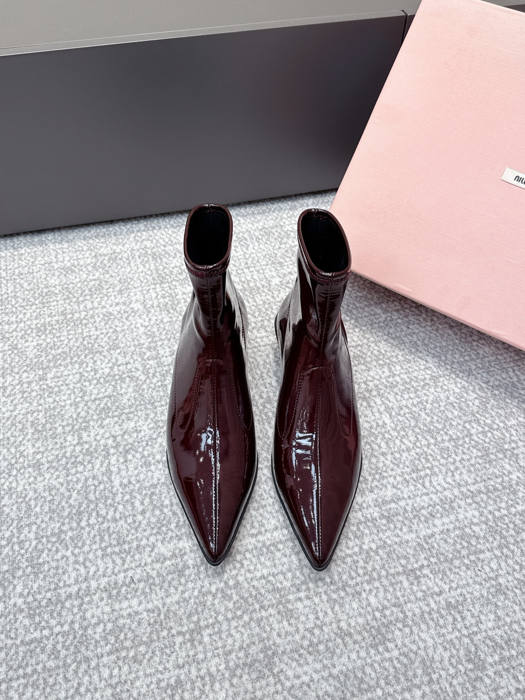 NO:495493,Purchasing grade Miu Mi* 25 autumn and winter new fashion women's boots are amazing!  We still have to do this!  The fastest version of the entire network is here!  This fall and winter are very popular!  Next is the rhythm of the stock outage!  The upgraded color is so old!  Cool and cool continues the popular style miu 25 autumn and winter show style, new short boots, classic motorcycle boots, handsome and modern upper, planted calfskin, super good texture, material: imported planted calfskin, inner: cowhide foot pad: cowhide, outsole: original customized sole, size: 35-39/40 customization, boots, miumiu, boots, cowhide19860909代购级 Miu Mi* 25秋冬新款走秀时尚女装靴 太棒了！这块还是得我们！全网对版 最快 最新的来啦！今年秋冬火爆了的！接下来就是妥妥断货节奏！升级了后的擦色做旧太有那味了！酷飒酷飒的 延续了爆款风格 miu 25秋冬秀款 短靴新品 经典机车靴造型,帅气摩登 鞋面 植糅小牛皮,质感超好 材质:进口植糅小牛皮 内里:牛皮 垫脚:牛皮 大底:原版定制底 码数:35-39/40定制,靴子,miumiu,boots,cowhide,Women's Shoes