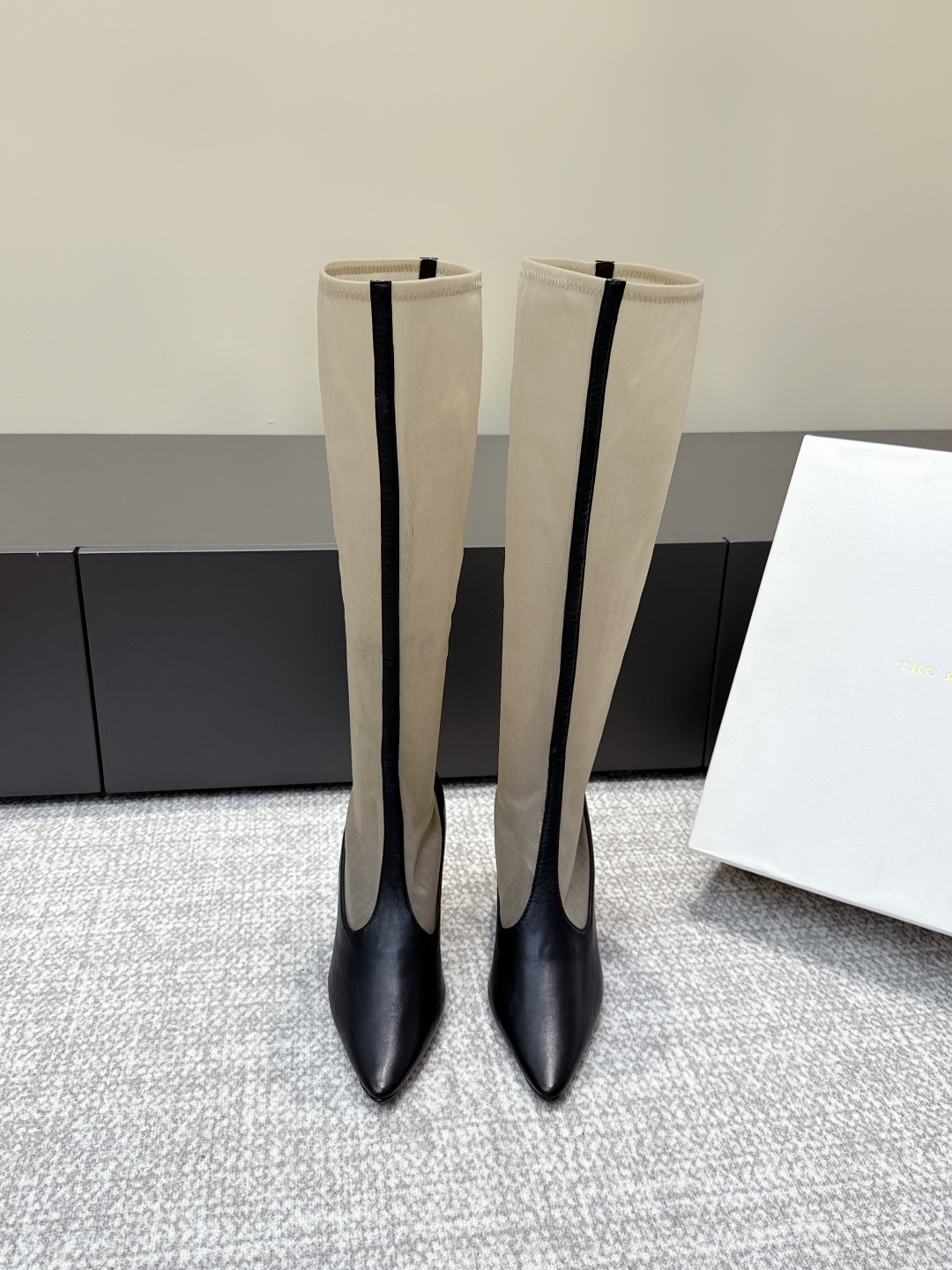 NO:495285,Purchase level, high-quality niche trendy brand The row25 spring and summer French retro simple style, mesh cat heel boots, retro temperament queen, the whole shoe shape is simple and elegant, very clean and neat and easy to match!  You can also easily control your daily outfits, dates, etc.!  It makes your feet look thinner and your legs look longer visually!  Anyone who sees this texture will shout YYDS! It exudes a sense of nobility from the inside to the outside~the luster is full!  And it's comfortable and durable!  It is light and comfortable to wear, and you don’t feel tired when walking!  You can hold every day of commuting, shopping, etc.!  The upper is made of cowhide mesh, inner foot padded sheepskin, imported genuine leather sole from Italy, heel height 8.5cm, size: 35-39 (40.41 custom made without return), boots, boots, cowhide, sheepskin, Leather soles19860909代购级 高品质小众潮牌The row25春夏法式复古简易风 网纱猫跟凉靴 复古气质女王 整个鞋型简约大气,很干净利落又好搭配！日常穿搭、约会聚会等也能轻松驾驭！ 穿上很显脚瘦,又在视觉上拉腿长！这质感,任谁看了都高呼YYDS!由内到外散发着贵气感~光泽感拉满！而且舒适又耐穿！穿着轻便舒服,走路完全不累脚！日常通勤、逛街等统统都能hold得住！ 鞋面采用牛皮拼网纱 内里垫脚羊皮 意大利进口真皮大底 跟高8.5cm 码数: 35-39（40.41定做不退换）,靴子,boots,cowhide,sheepskin,Leather soles,Women's Shoes