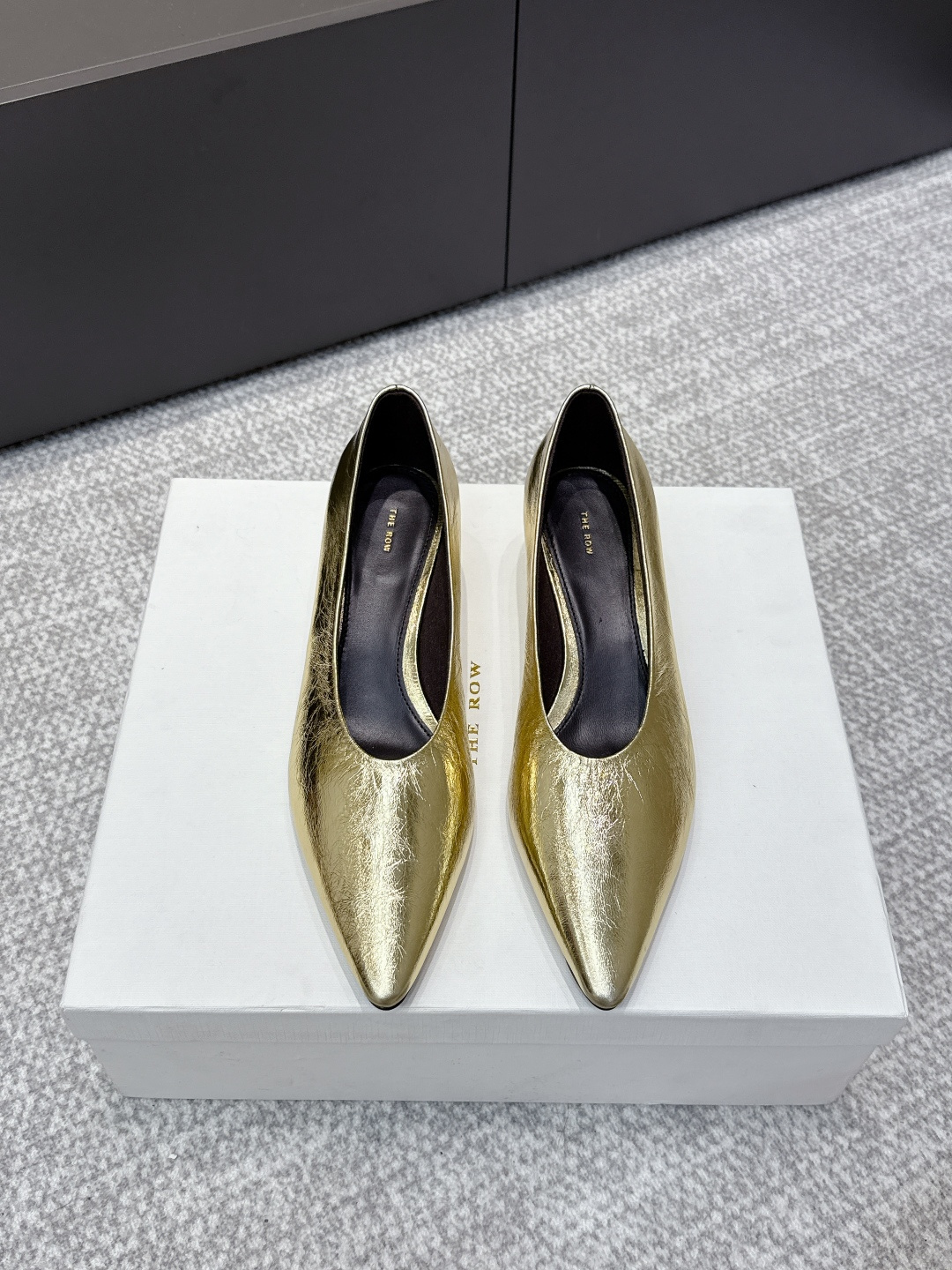 NO:495201,Purchase level, high-quality niche trendy brand The row25ss French retro simple style, hollow high-heeled single shoes, retro temperament queen, the whole shoe shape is simple and elegant, very clean and neat and easy to match!  You can also easily control your daily outfits, dates, etc.!  It makes your feet look thinner and your legs look longer visually!  Anyone who sees this texture will shout YYDS! It exudes a sense of nobility from the inside to the outside~the luster is full!  And it's comfortable and durable!  It is light and comfortable to wear, and you don’t feel tired when walking!  You can hold every day of commuting, shopping, etc.!  The upper is made of open-edge beads/cowhide, inner foot padded sheepskin, imported Italian genuine leather outsole, heel height 3.5cm Size: 35-40 (40.41 custom made without return), high heels, cowhide, sheepskin, Leather soles19860909代购级 高品质小众潮牌The row25ss法式复古简易风 中空高跟单鞋 复古气质女王 整个鞋型简约大气,很干净利落又好搭配！日常穿搭、约会聚会等也能轻松驾驭！ 穿上很显脚瘦,又在视觉上拉腿长！这质感,任谁看了都高呼YYDS!由内到外散发着贵气感~光泽感拉满！而且舒适又耐穿！穿着轻便舒服,走路完全不累脚！日常通勤、逛街等统统都能hold得住！ 鞋面采用开边珠/牛皮 内里垫脚羊皮 意大利进口真皮大底 跟高3.5cm 码数: 35-40（40.41定做不退换）,高跟鞋单鞋,high heels,cowhide,sheepskin,Leather soles,Women's Shoes