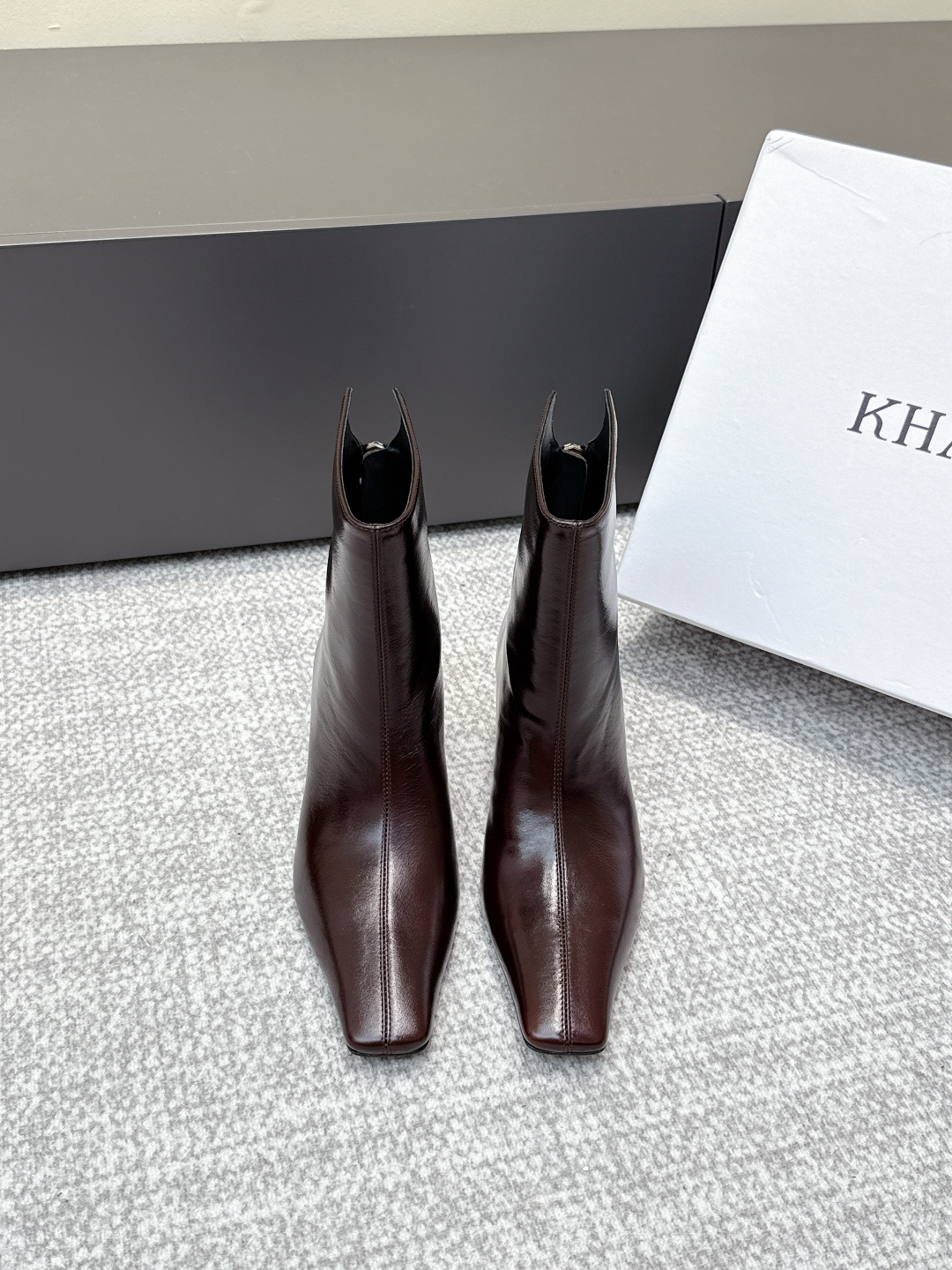 NO:495175,Purchase grade Khaite 25ss New beautiful magic boots in autumn and winter. A and cool may not necessarily kill men, but must kill women. The shoe shape is slender and fashionable, with a slight accumulation of the feeling of legs that makes the goddess's versatile leg slim boots, which can easily wear fashionable long legs. The original custom high-quality sheepskin inner lining soles imported from Italy Size35-39# (40 custom made without return), boots, boots, sheepskin, Leather soles19860909代购级 Khaite 25ss 秋冬新款绝美神靴 又A又飒不一定斩男,但一定斩女 鞋型纤细又时髦,微微的堆积感超显腿细 女神的百搭瘦腿靴,轻松穿出时尚大长腿 鞋面原版订制优质羊皮 内里羊皮内里 鞋底意大利进口真皮大底 Size35-39#（40订做不退换）,靴子,boots,sheepskin,Leather soles,Women's Shoes