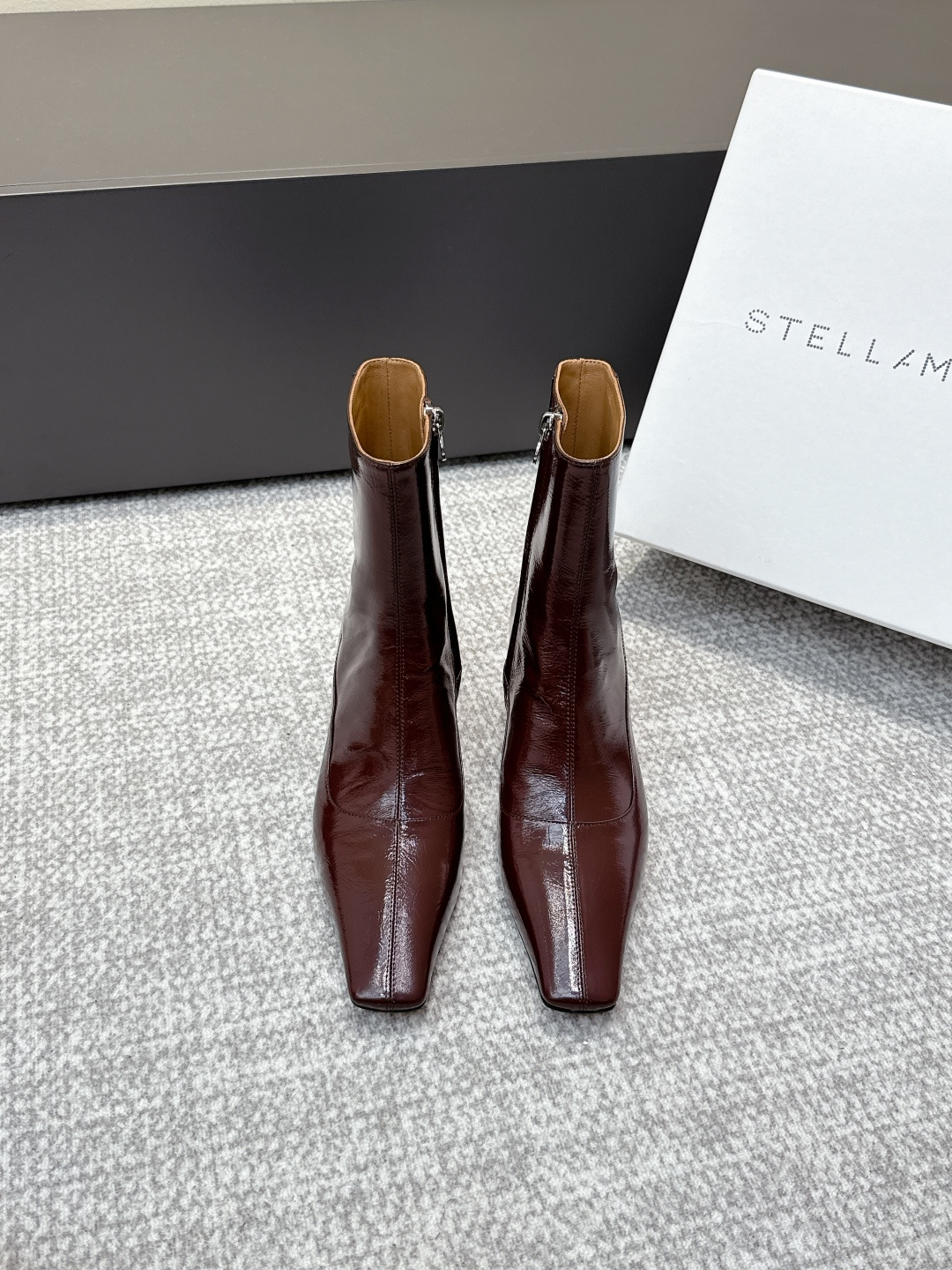 NO:495292,Purchase grade Stella McCartney 25ss New beautiful magic boots in autumn and winter. A and cool may not necessarily kill men, but must kill women. The shoe shape is slender and fashionable, with a slight accumulation of super thin legs. The goddess's versatile leg slim boots, which can easily wear fashionable long legs. The original custom high-quality sheepskin inner lining sole imported from Italy Size35-39# (40 custom made without return or exchange), boots, cartier, boots, sheepskin, Leather soles19860909代购级 Stella McCartney 25ss 秋冬新款绝美神靴 又A又飒不一定斩男,但一定斩女 鞋型纤细又时髦,微微的堆积感超显腿细 女神的百搭瘦腿靴,轻松穿出时尚大长腿 鞋面原版订制优质羊皮 内里羊皮内里 鞋底意大利进口真皮大底 Size35-39#（40订做不退换）,靴子,cartier,boots,sheepskin,Leather soles,Women's Shoes