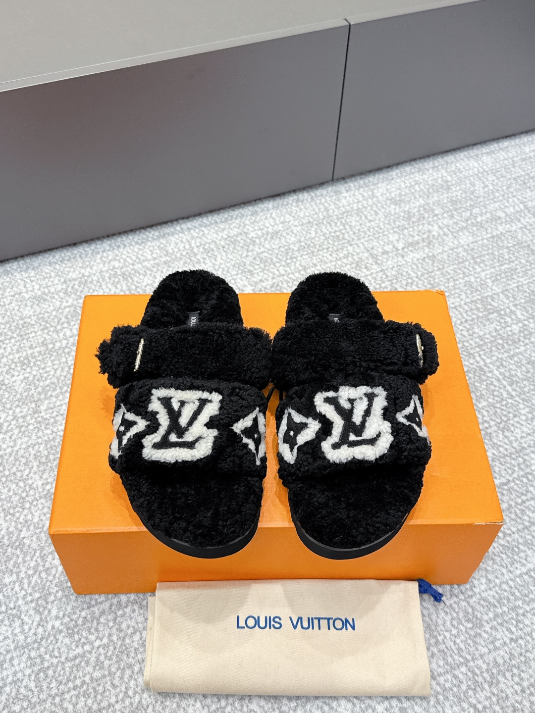 上新 Louis vuitton 路易威登 25/ ss秋冬新款 毛毛拖鞋 这款毛拖真的是真太可爱了~ 柔软蓬松的毛毛,舒服暖脚! 秋冬搭配袜子休闲又慵懒 上脚真的好看又时髦!美腻美爆了!手感细腻柔软丝滑 ✔️鞋面:采用原版进口羊毛 ✔️内里:羊毛 ✔️鞋底:原版定制橡胶大底 ✔️Size:#35-39(40.41.42.定做不退换)