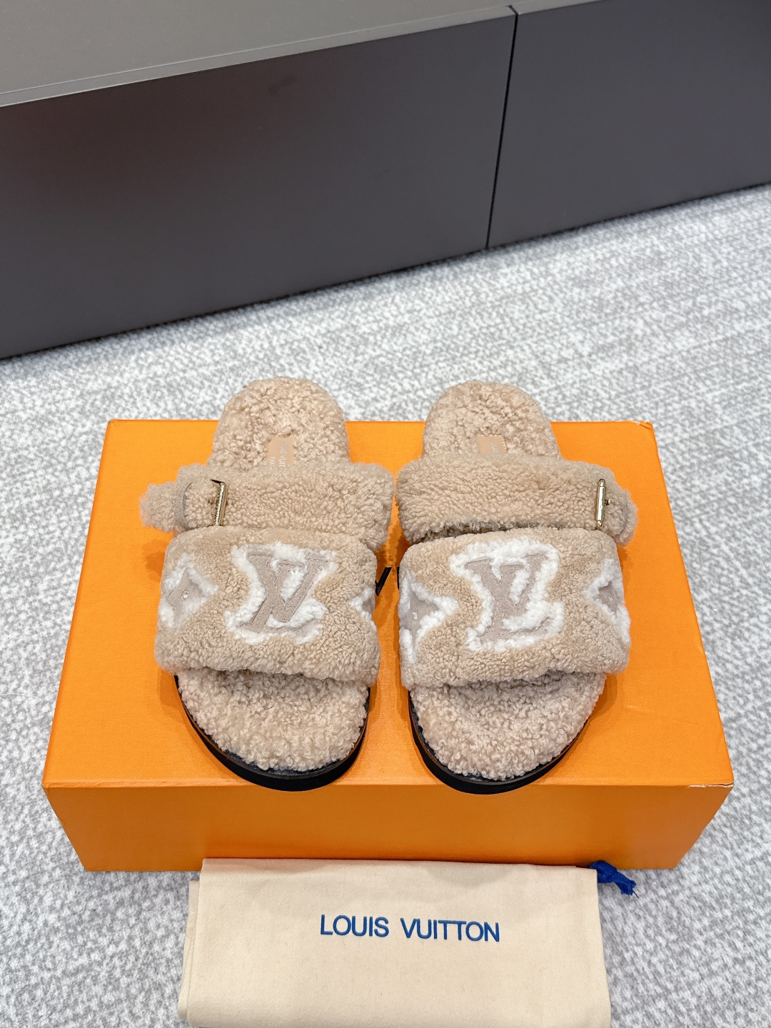 上新 Louis vuitton 路易威登 25/ ss秋冬新款 毛毛拖鞋 这款毛拖真的是真太可爱了~ 柔软蓬松的毛毛,舒服暖脚! 秋冬搭配袜子休闲又慵懒 上脚真的好看又时髦!美腻美爆了!手感细腻柔软丝滑 ✔️鞋面:采用原版进口羊毛 ✔️内里:羊毛 ✔️鞋底:原版定制橡胶大底 ✔️Size:#35-39(40.41.42.定做不退换)