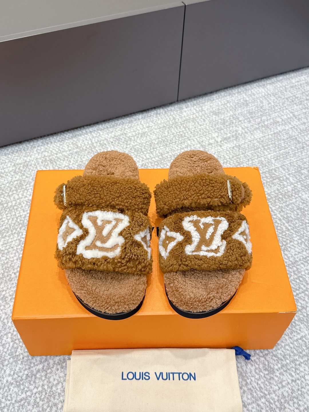 NO:495124,Purchase grade Louis vuitton 25/ss autumn and winter new style fur slippers This fur slippers is really cute~ Soft and fluffy fur, comfortable and warm feet! Fall and winter socks are casual and lazy. The feet are really beautiful and fashionable! Beautiful and beautiful! The feel is delicate and soft and silky. The upper uses original imported wool, inner wool, original customized rubber outsole Size#35-39 (40.41.42. Customized without return or exchange), fur shoes slippers, louis vuitton, louis vuitton, slippers, socks19860909代购级 Louis vuitton 路易威登 25/ ss秋冬新款 毛毛拖鞋 这款毛拖真的是真太可爱了～ 柔软蓬松的毛毛,舒服暖脚! 秋冬搭配袜子休闲又慵懒 上脚真的好看又时髦!美腻美爆了!手感细腻柔软丝滑 鞋面采用原版进口羊毛 内里羊毛 鞋底原版定制橡胶大底 Size#35-39（40.41.42.定做不退换）,毛毛鞋拖鞋,louis vuitton,louis vuitton,slippers,socks,Women's Shoes