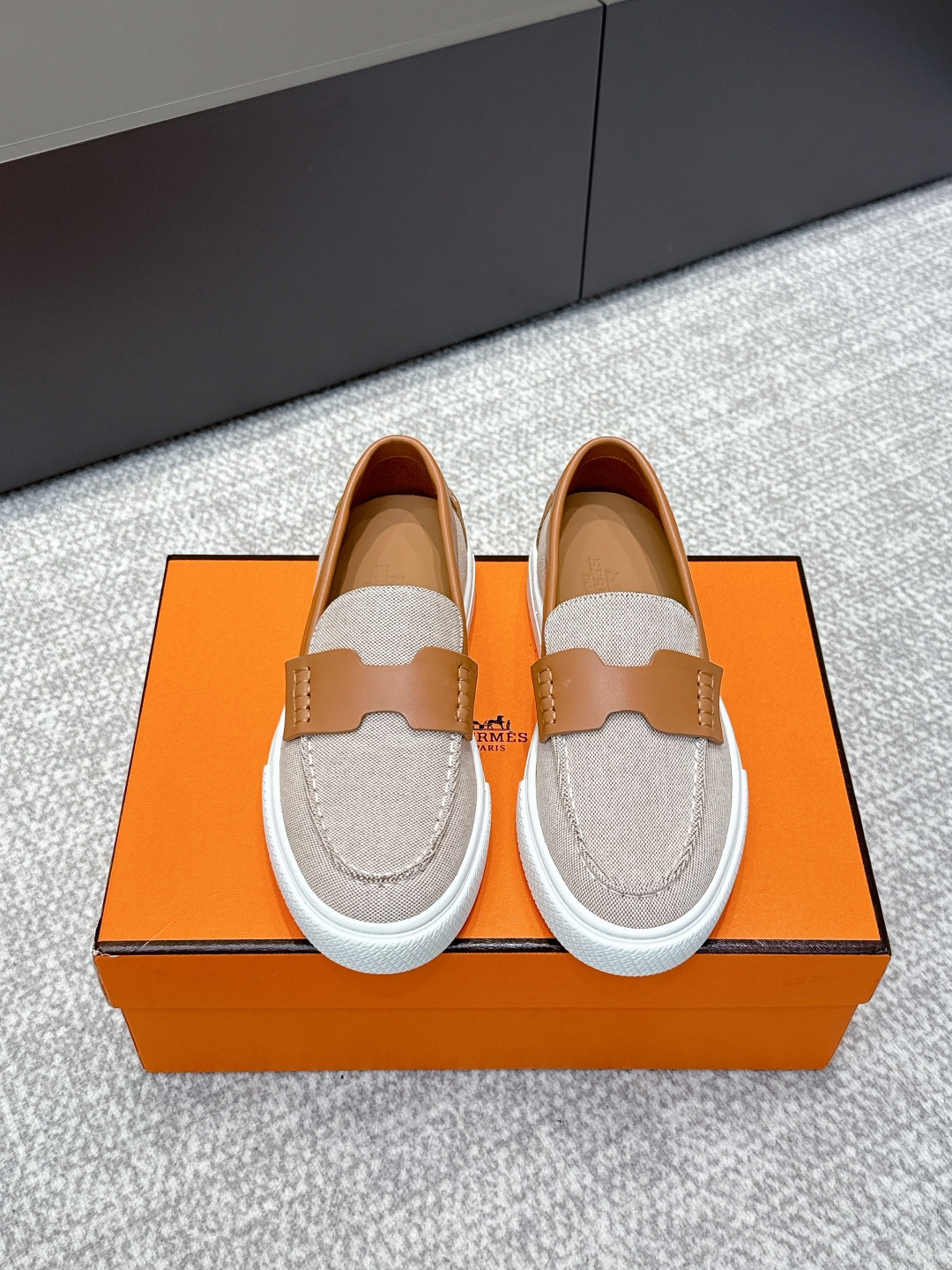 NO:495734,Purchase grade Hermes｜Hermes 2025ss casual couples style loafers ——————————————— Hermes classic H couples style loafers, long-lasting, casual, simple style, lace-free casual sports shoes, comfortable, casual, versatile, upper: custom imported calfskin, inner: sheepskin, outsole: original mold open sole Size: women's 35-39 (40 orders) men's 39-44 (45 orders), loafers, hermes, hermes, loafers, sneakers, cowhide, sheepskin19860909代购级 Hermes｜爱马仕2025ss休闲情侣款一脚蹬乐福鞋 ———————————— 爱马仕经典H 情侣款 乐福鞋 经久不衰 休闲 简约风格免系带休闲运动鞋 舒适 休闲 百搭 鞋面 : 定制进口小牛皮 内里 : 羊皮 大底 : 原版开模大底 尺码 : 女款35-39（40订）男款39-44（45订）,乐福鞋,hermes,hermes,loafers,sneakers,cowhide,sheepskin,Women's Shoes