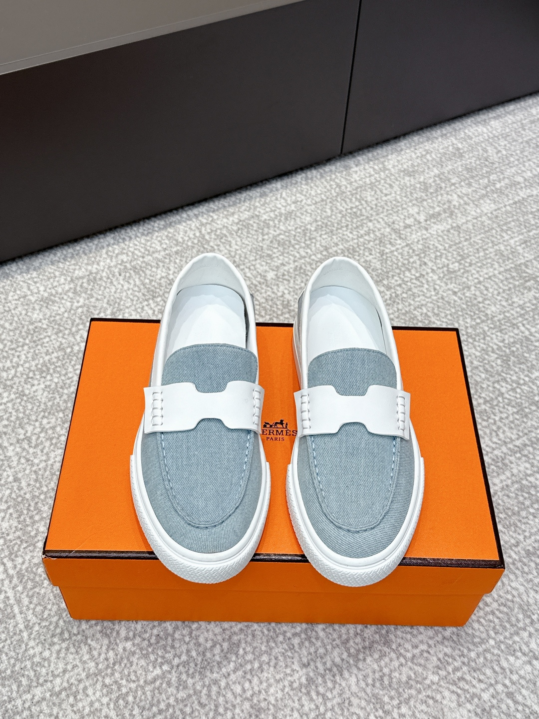 NO:495740,Purchase grade Hermes｜Hermes 2025ss casual couples style loafers ——————————————— Hermes classic H couples style loafers, long-lasting, casual, simple style, lace-free casual sports shoes, comfortable, casual, versatile, upper: custom imported calfskin, inner: sheepskin, outsole: original mold open sole Size: women's 35-39 (40 orders) men's 39-44 (45 orders), loafers, hermes, hermes, loafers, sneakers, cowhide, sheepskin19860909代购级 Hermes｜爱马仕2025ss休闲情侣款一脚蹬乐福鞋 ———————————— 爱马仕经典H 情侣款 乐福鞋 经久不衰 休闲 简约风格免系带休闲运动鞋 舒适 休闲 百搭 鞋面 : 定制进口小牛皮 内里 : 羊皮 大底 : 原版开模大底 尺码 : 女款35-39（40订）男款39-44（45订）,乐福鞋,hermes,hermes,loafers,sneakers,cowhide,sheepskin,Women's Shoes