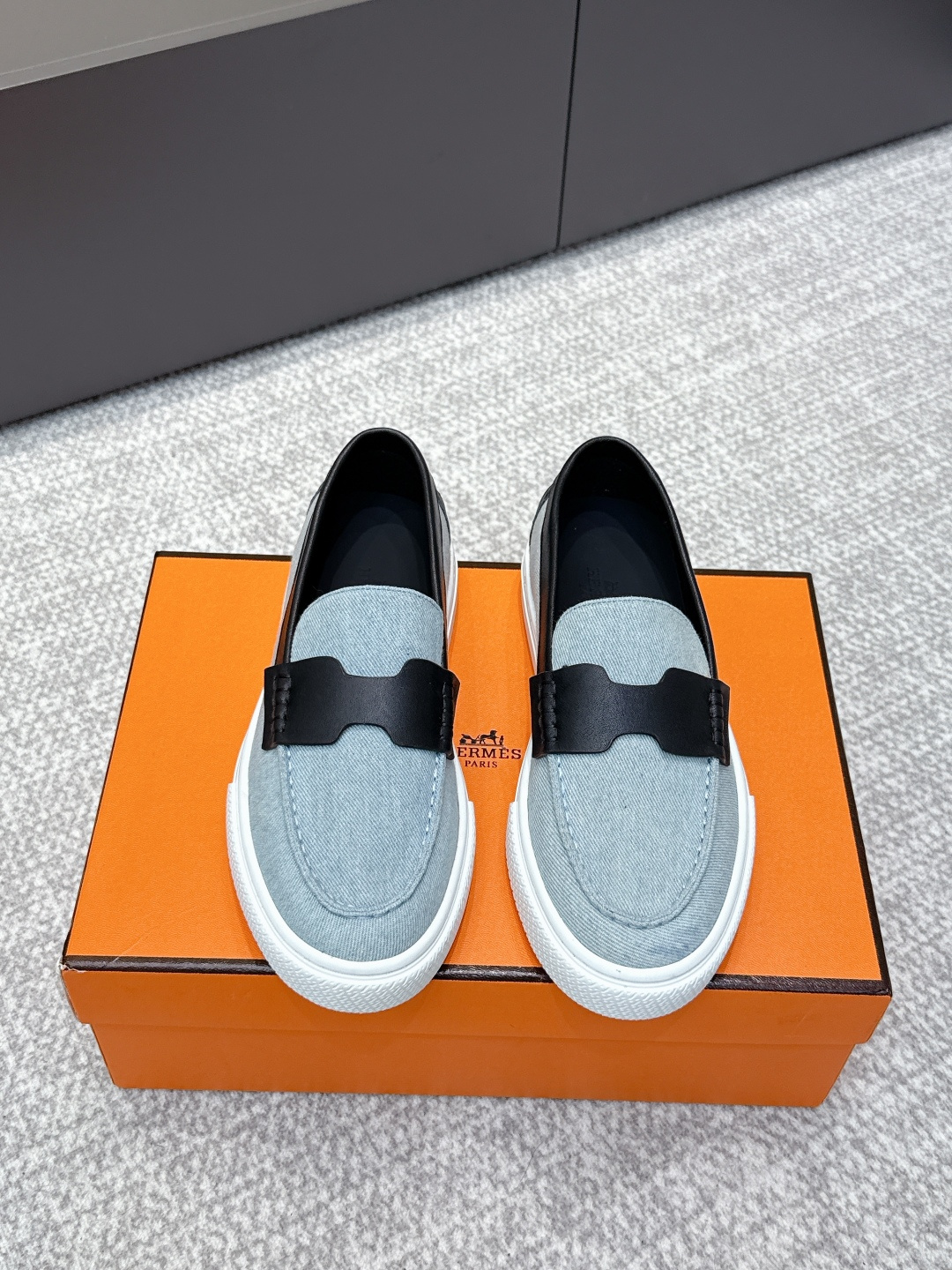 NO:495747,Purchase grade Hermes｜Hermes 2025ss casual couples style loafers ——————————————— Hermes classic H couples style loafers, long-lasting, casual, simple style, lace-free casual sports shoes, comfortable, casual, versatile, upper: custom imported calfskin, inner: sheepskin, outsole: original mold open sole Size: women's 35-39 (40 orders) men's 39-44 (45 orders), loafers, hermes, hermes, loafers, sneakers, cowhide, sheepskin19860909代购级 Hermes｜爱马仕2025ss休闲情侣款一脚蹬乐福鞋 ———————————— 爱马仕经典H 情侣款 乐福鞋 经久不衰 休闲 简约风格免系带休闲运动鞋 舒适 休闲 百搭 鞋面 : 定制进口小牛皮 内里 : 羊皮 大底 : 原版开模大底 尺码 : 女款35-39（40订）男款39-44（45订）,乐福鞋,hermes,hermes,loafers,sneakers,cowhide,sheepskin,Women's Shoes