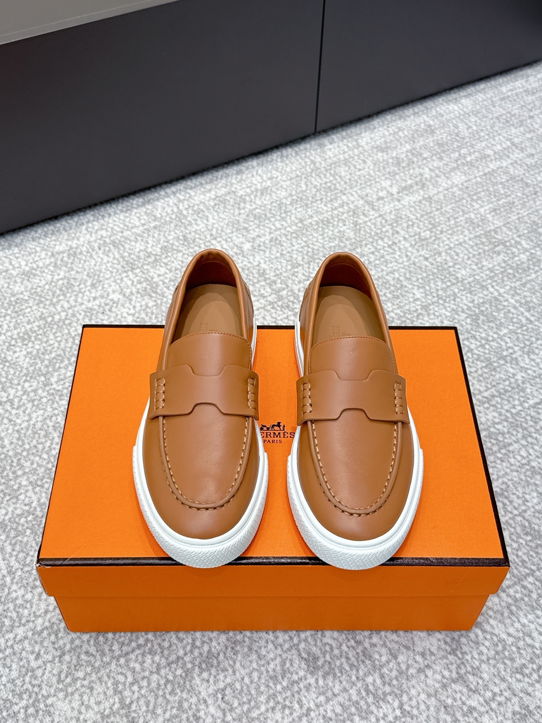 NO:495754,Purchase grade Men's Hermes 2025ss casual couple's style loafers —————————————— Hermes classic H couple's style loafers, long-lasting, casual, simple style, lace-free casual sports shoes, comfortable, casual, versatile, upper: custom imported calfskin, inner: sheepskin, outsole: original open mold, size: women's model 35-39 (40 orders) men's model 39-44 (45 orders), loafers, hermes, hermes, loafers, sneakers, cowhide, sheepskin19860909代购级 男 Hermes｜爱马仕2025ss休闲情侣款一脚蹬乐福鞋 ———————————— 爱马仕经典H 情侣款 乐福鞋 经久不衰 休闲 简约风格免系带休闲运动鞋 舒适 休闲 百搭 鞋面 : 定制进口小牛皮 内里 : 羊皮 大底 : 原版开模大底 尺码 : 女款35-39（40订）男款39-44（45订）,乐福鞋,hermes,hermes,loafers,sneakers,cowhide,sheepskin,Women's Shoes
