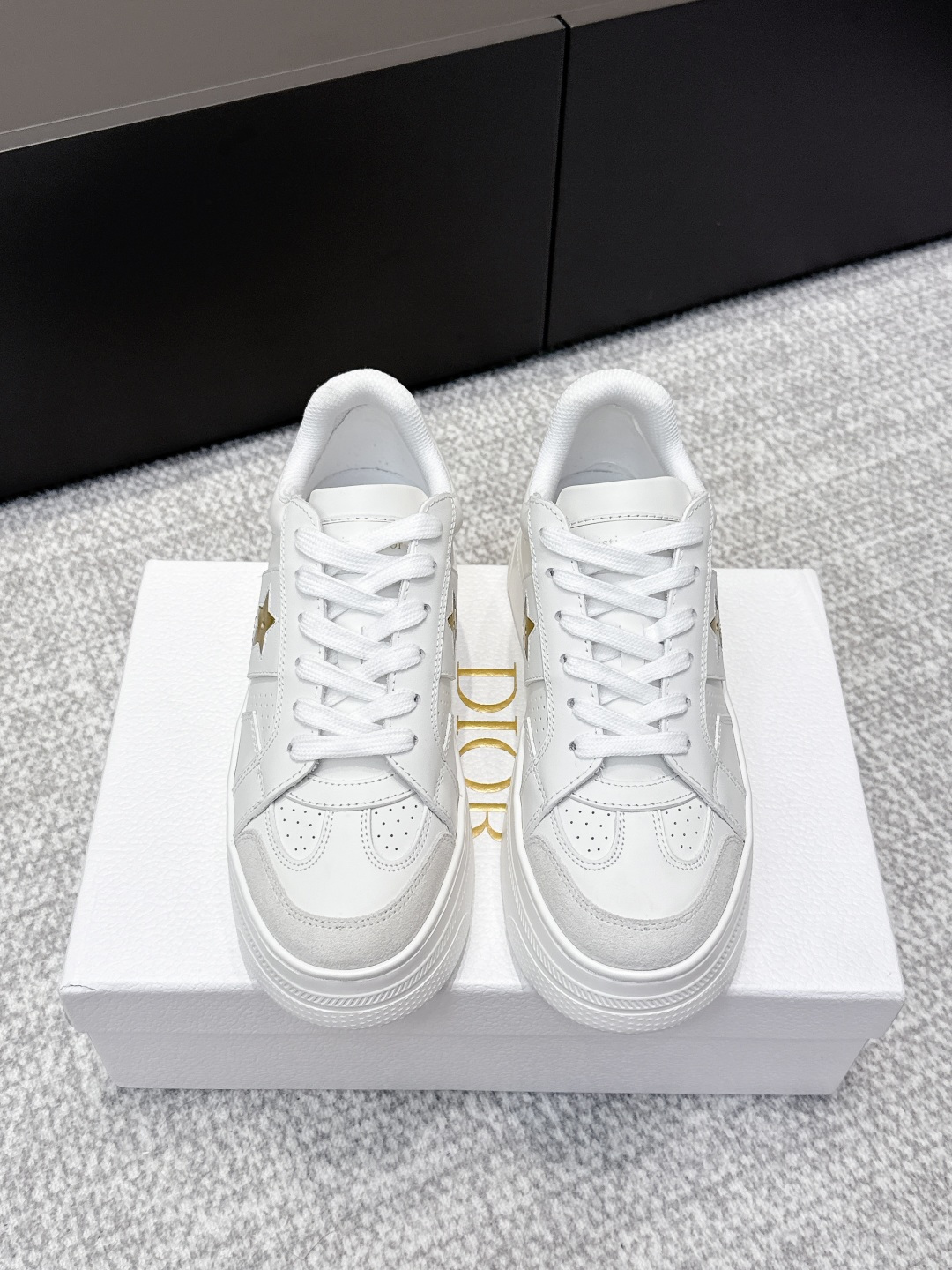 NO:495053,Purchase level Dior | 2025ss autumn and winter new sponge cake shoes thick-soled casual shoes This Dior Star sneaker continues the long-lasting outline and is carefully made of cowhide leather, so it will be particularly comfortable to wear. It is decorated with suede inserts in the same color and decorates the shoelace eyelets to enhance the style. The style is light and matched with the 'Christian Dior' logo thin sole, suitable for all seasons, can be matched with various casual styles to add the finishing touch. Classic and super durable upper cowhide, original IP outsole. Size 35-40, a full set of counter synchronous gift box packaging, casual shoes/sports shoes, dior, dior, sneakers, cowhide19860909代购级别 Dior迪奥｜2025ss秋冬新款松糕鞋厚底休闲鞋 这款Dior Star运动鞋延续经久不衰的轮廓,采用牛皮革精心制作,所以上脚会特别的舒服哦 饰以同色调绒面革镶片金属星星装饰鞋带孔眼,提升格调.款式轻盈搭配“Christian Dior”标志薄鞋底,四季皆宜,可与各式休闲造型搭配,增添点睛之笔 经典超耐看 鞋面牛皮拼接 原版Ip 大底. 码数35-40码 全套专柜同步礼盒包装,休闲鞋/运动鞋,dior,dior,sneakers,cowhide,Women's Shoes