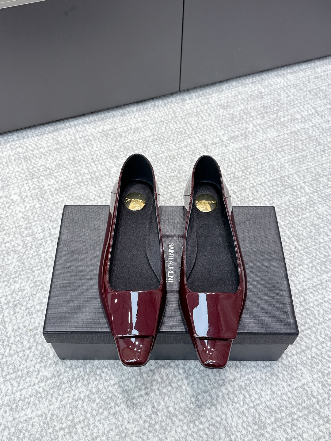 NO:495300,Purchase level YSL｜2025 new square toe fashion versatile single shoes YSL logo loafers The iconic little logo is the soul of this pair of shoes, presented on the body of the shoe in a low-key and exquisite posture. Unlike the ostentatious big logo, it is quiet but eye-catching. It uses simple lines to outline the unique fashion DNA of YSL inadvertently revealing the deep foundation of the brand. The classic almond-shaped design of the toe cleverly modify the foot shape visually lengthens the foot lines to show elegance and elegance. Whether it is matched with simple wide-leg pants or playful short skirts, it can be easily controlled to show the charm of different styles. Original fabric cowhide inner lining original inner lining sole open mold sole size 35-41, single shoes, saint laurent, loafers, skirts, cowhide19860909代购级别 YSL｜2025秋冬新款方头时尚百搭单鞋 YSL小logo乐福鞋 标志性的小logo是这双鞋的灵魂所在 以低调而精致的姿态呈现于鞋身之上. 不同于张扬的大标识 它安静却醒目 用简洁线条勾勒出YSL独有的时尚DNA 在不经意间透露出品牌的深厚底蕴 鞋头的经典杏仁形设计 巧妙修饰脚型 在视觉上拉长足部线条 彰显优雅与秀气 . 无论是搭配简约阔腿裤 还是俏皮小短裙 都能轻松驾驭 展现不同风格魅力 面料原版牛皮 内里原版内里 鞋底开模鞋底 尺码35-41,单鞋,saint laurent,loafers,skirts,cowhide,Women's Shoes