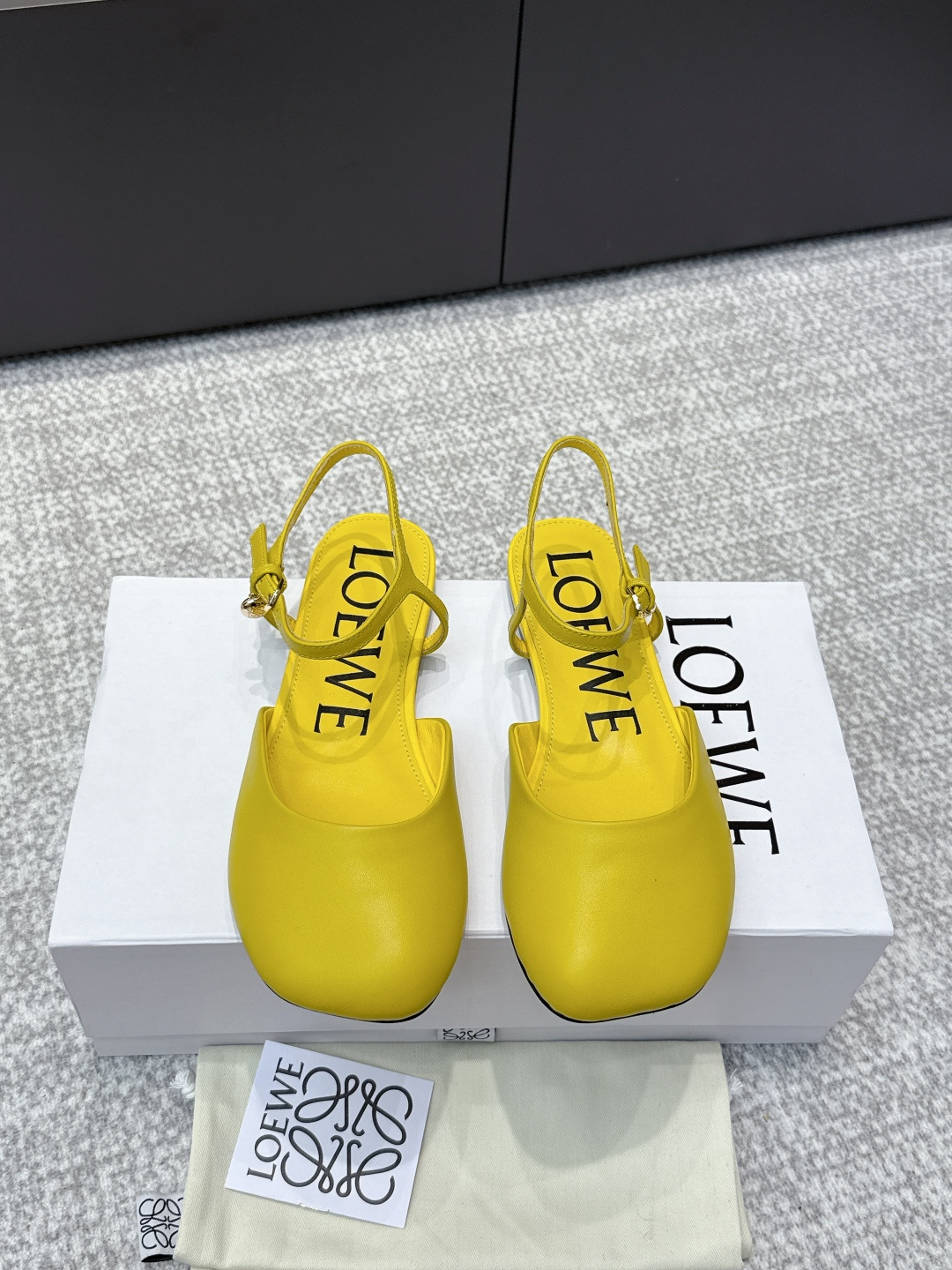 NO:489063,Purchase level LOEWE｜Loyiwei 2026 early spring new square-toe fashion versatile sandals 2026ssLoyiwei LOEWE [Fireworks][Fireworks] SS summer limited edition slippers, paired with the hottest tones in spring and summer, truly casual and fashionable flat-soled dancing shoes, plus a faint beauty, using delicate imported calfskin, touching the leather surface, it feels like a baby's skin, it feels like not wearing it, super light, super soft, super comfortable, it is really beautiful on the feet!  !  !  Highly recommended, super fashion Paris is the most dazzling, same as celebrity bloggers, fabric original cowhide, inner lining original inner lining sole size 35-41, semi-drag, loewe, loewe, sandals, slippers, cowhide19860909代购级别 LOEWE｜罗意威2026早春新款方头时尚百搭凉鞋 2026ss罗意威LOEWE [烟花][烟花]SS夏季限量版的拖鞋,搭配春夏最火的色调,真正的休闲时尚平底跳舞鞋,加若隐若现的美感,采用细腻进口的小牛皮,触碰皮面就像婴儿的皮肤一样的感觉,就像没穿一样感觉,超轻 超软 超舒服,上脚真的美极了！！！强烈推荐,超级时尚巴黎最耀眼,明星博主同 面料原版牛皮 内里原版内里 鞋底开模鞋底 尺码35-41,半拖,loewe,loewe,sandals,slippers,cowhide,Women's Shoes