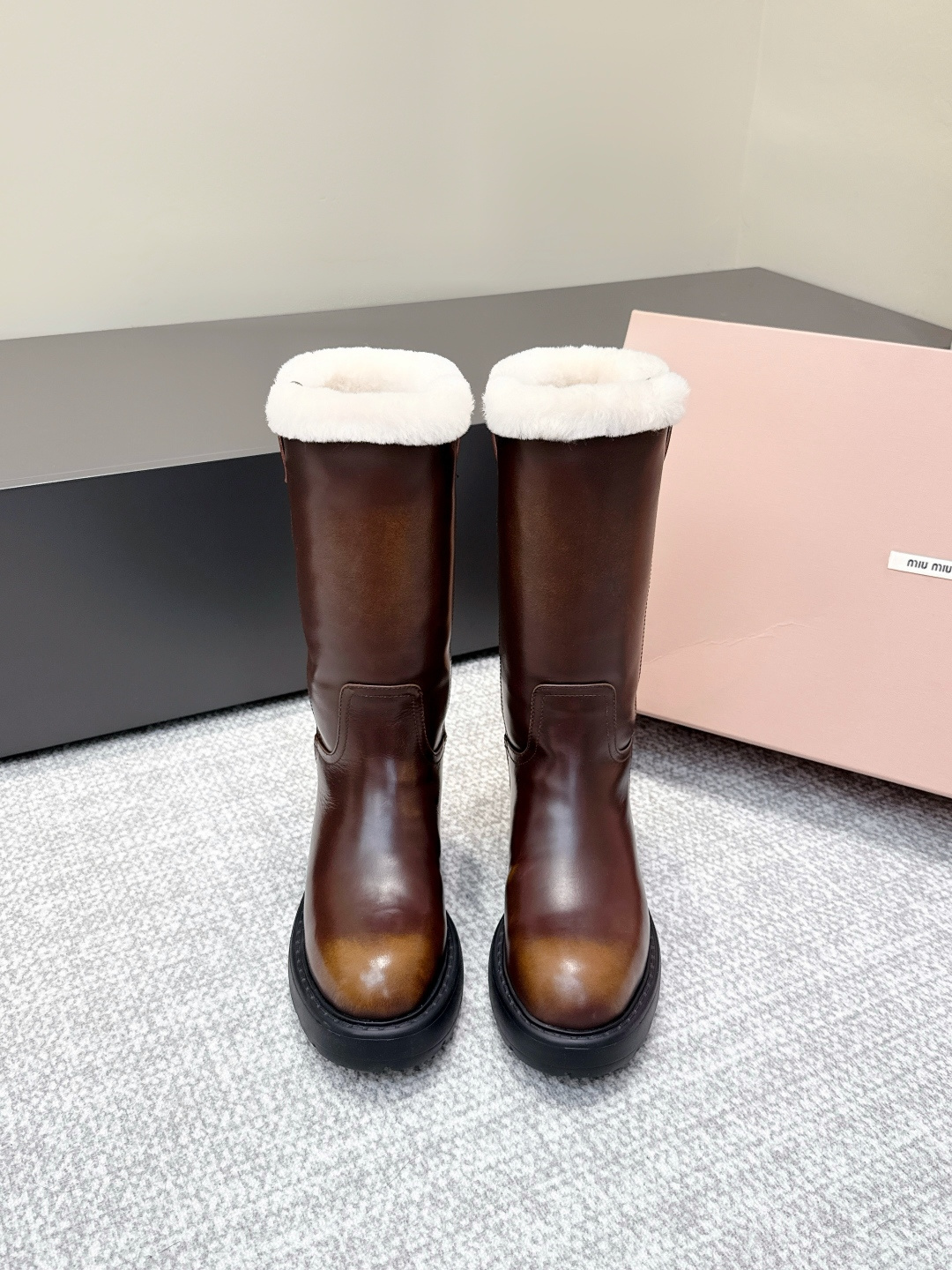 NO:495170,Purchase level MIUMIU｜Miu Miu 2025s autumn and winter new high-tube wool knight boots 12-inch miumiu thick-soled round-toed boots look good no matter you wear it. The new fashionista favorite of autumn and winter styles is not very comfortable to look, super comfortable to wear, super heavy, each pair is unique color-painted, specific color-painted cowhide material, original fabric cowhide, original inner lining, sole open mold sole, size 35-41 (40.41 order), boots, miumiu, boots, cowhide19860909代购级别 MIUMIU｜谬谬2025s秋冬新款高筒羊毛骑士靴 12寸miumiu 厚底圆头靴长靴 怎么穿都好看 秋冬新款时髦精最爱 看起来不怎么舒服 上脚超级舒服 超级重每一双都是独一无二不对寸的擦色效果 特定擦色牛皮材质 面料原版牛皮 内里原版内里 鞋底开模鞋底 尺码35-41（40.41订）,靴子,miumiu,boots,cowhide,Women's Shoes