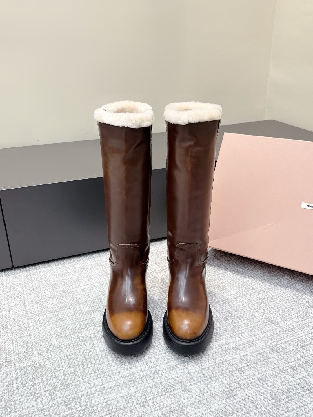 NO:495177,Purchase level MIUMIU｜Miu Miu 2025s autumn and winter new high-tube wool knight boots 16-inch miumiu thick-soled round-toe boots look good no matter how you wear it. The new fashionista favorite of autumn and winter styles is not very comfortable to look. Super comfortable to wear. Super heavy every pair is a unique color-painting effect. Specific color-painting cowhide material. Fabric original cowhide inner lining. Sole open mold sole. Size 35-41 (40.41 order), boots, miumiu, boots, cowhide19860909代购级别 MIUMIU｜谬谬2025s秋冬新款高筒羊毛骑士靴 16寸miumiu 厚底圆头靴长靴 怎么穿都好看 秋冬新款时髦精最爱 看起来不怎么舒服 上脚超级舒服 超级重每一双都是独一无二不对寸的擦色效果 特定擦色牛皮材质 面料原版牛皮 内里原版内里 鞋底开模鞋底 尺码35-41（40.41订）,靴子,miumiu,boots,cowhide,Women's Shoes