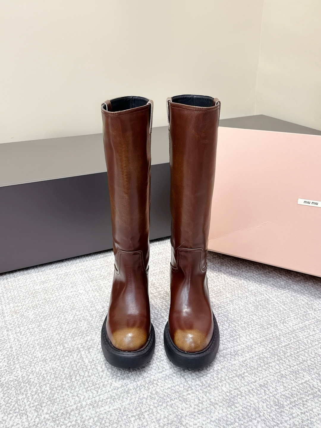 NO:495187,Purchase level MIUMIU｜Miu Miu 2025s autumn and winter new high boots knight boots 16-inch miumiu thick-soled round-toed boots long boots look good no matter how you wear it. The new fashionista favorite of autumn and winter styles is not very comfortable to look. Super comfortable to wear. Super heavy every pair is a unique color-painting effect. Specific color-painting cowhide material. Fabric original cowhide inner lining. Sole open mold sole. Size 35-41 (40.41 order), boots, miumiu, boots, cowhide19860909代购级别 MIUMIU｜谬谬2025s秋冬新款高筒靴骑士靴 16寸miumiu 厚底圆头靴长靴 怎么穿都好看 秋冬新款时髦精最爱 看起来不怎么舒服 上脚超级舒服 超级重每一双都是独一无二不对寸的擦色效果 特定擦色牛皮材质 面料原版牛皮 内里原版内里 鞋底开模鞋底 尺码35-41（40.41订）,靴子,miumiu,boots,cowhide,Women's Shoes