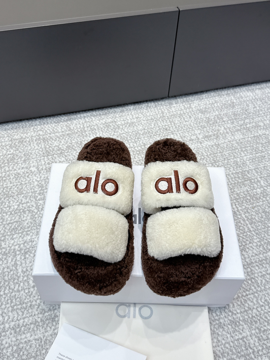 NO:495193,Purchase level Alo｜2025s autumn and winter new thick-soled double-strip open-toed wool slippers. Super soft and warm thick-soled lamb fur slippers are here. Preheat in autumn and winter, and the thick and delicate lamb fur hides the small thick-soled bottom!  Making the heightening of the upper foot more mysterious~ The furry slippers and winter's adaptability are simply amazing~ Fabric wool, inner wool, sole rubber outsole, size 35-41 (ordered 40.41), fur shoes and slippers, slippers19860909代购级别 Alo｜2025s秋冬新款厚底双带露趾羊毛拖鞋 超柔软超温暖的厚底羊羔毛拖鞋来喽,秋冬季抢先预热,厚实细腻的羊羔毛隐藏了小厚底！让上脚增高变得更神秘～毛茸茸的拖鞋与冬天的适配感简直绝了～ 面料羊毛 内里羊毛 鞋底橡胶大底 尺码35-41（40.41订）,毛毛鞋拖鞋,slippers,Women's Shoes