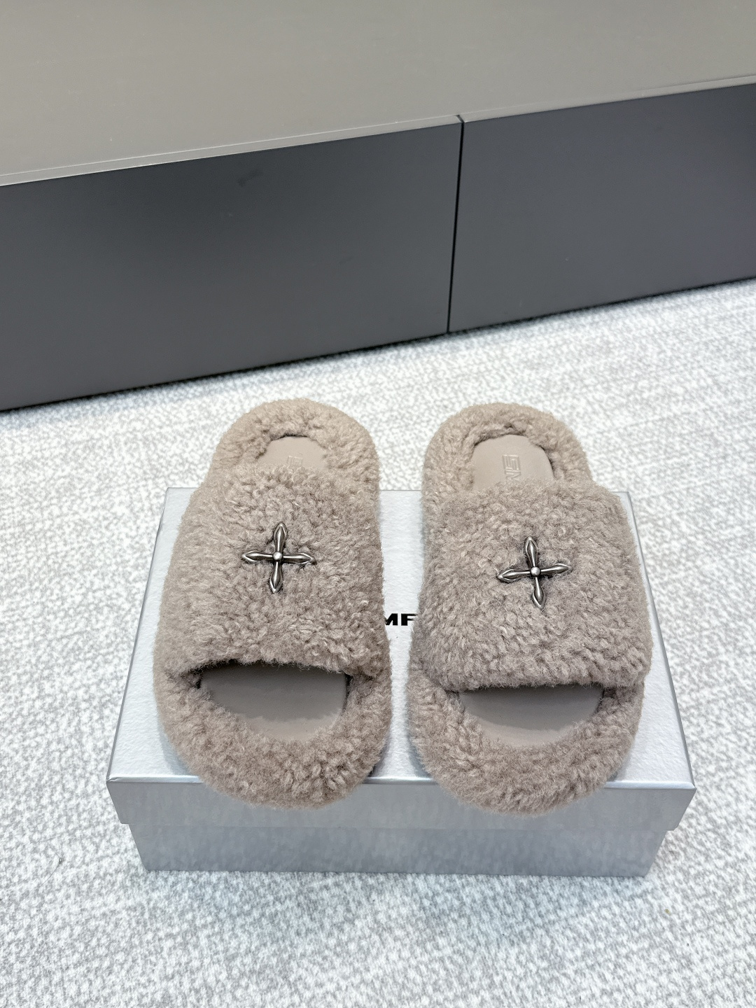 NO:495214,Purchase level SMFK｜2025s autumn and winter new thick-soled crossbread slippers SMFK thick-soled bread slippers, a super popular bread drag, it was so planted. Major internet celebrity bloggers are wearing it. After cleverly incorporating brand elements, fashionable and versatile, hot girls’ favorite, and perfectly released. Fabric open-edge beaded cowhide, inner lining original inner lining original sole size 35-39 (40 orders), fur shoes slippers, slippers, cowhide19860909代购级别 SMFK｜2025s秋冬新款厚底十字花面包拖鞋 SMFK厚底面包拖鞋,超级火的一款面包拖,被种草得不行 各大网红博主都在穿它,巧妙纳入品牌元素后时尚百搭、辣妹至爱,被完美释放 面料开边珠牛皮 内里原版内里 鞋底原版大底 尺码35-39（40订）,毛毛鞋拖鞋,slippers,cowhide,Women's Shoes